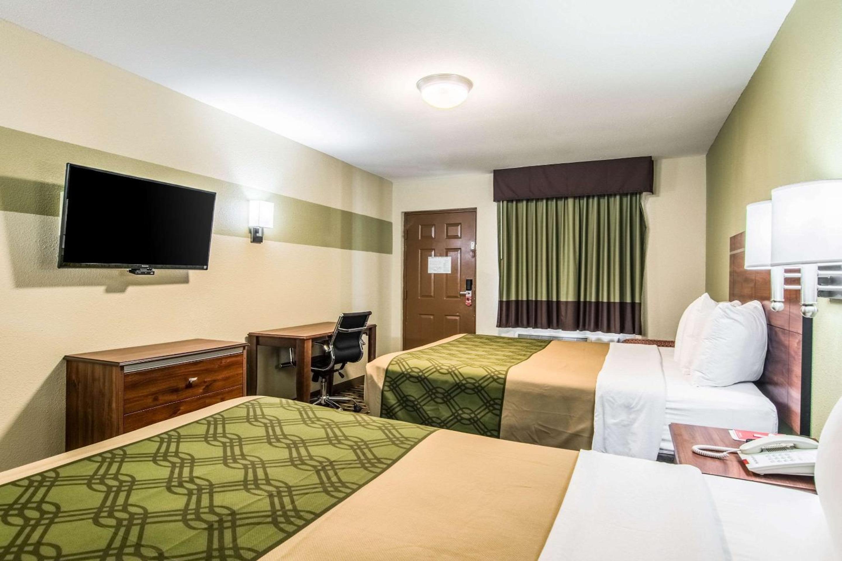 Queen Room with Two Queen Beds - Non-Smoking - Photo 1