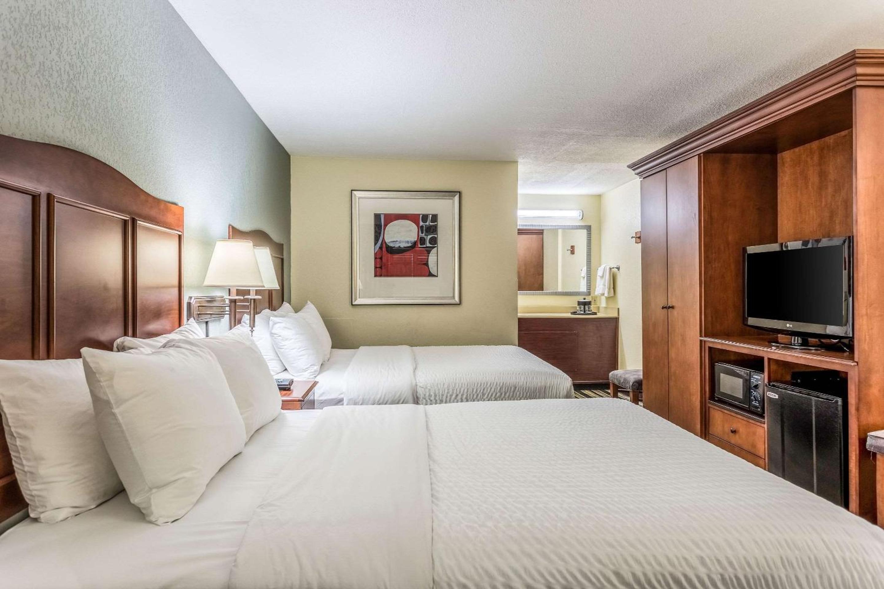 Queen Room with Two Queen Beds - Non-Smoking - Photo 1