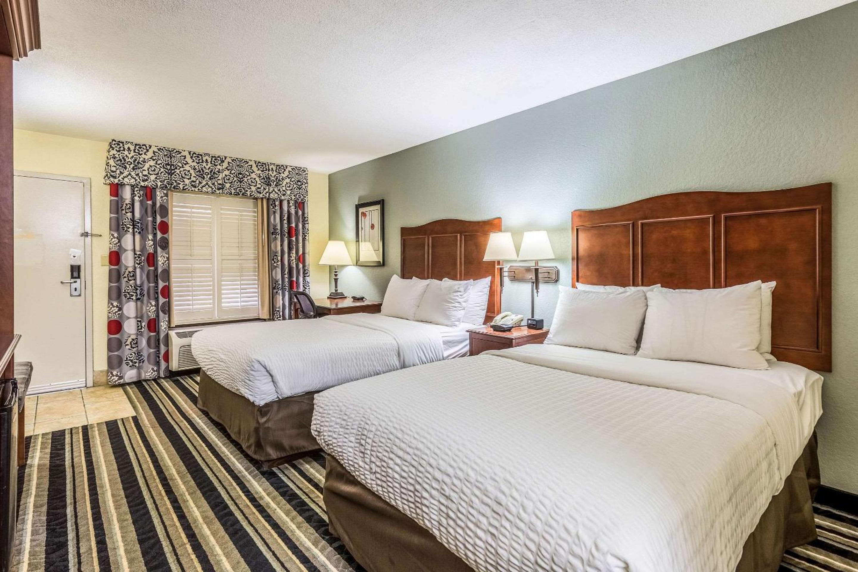 Queen Room with Two Queen Beds - Non-Smoking - Photo 3