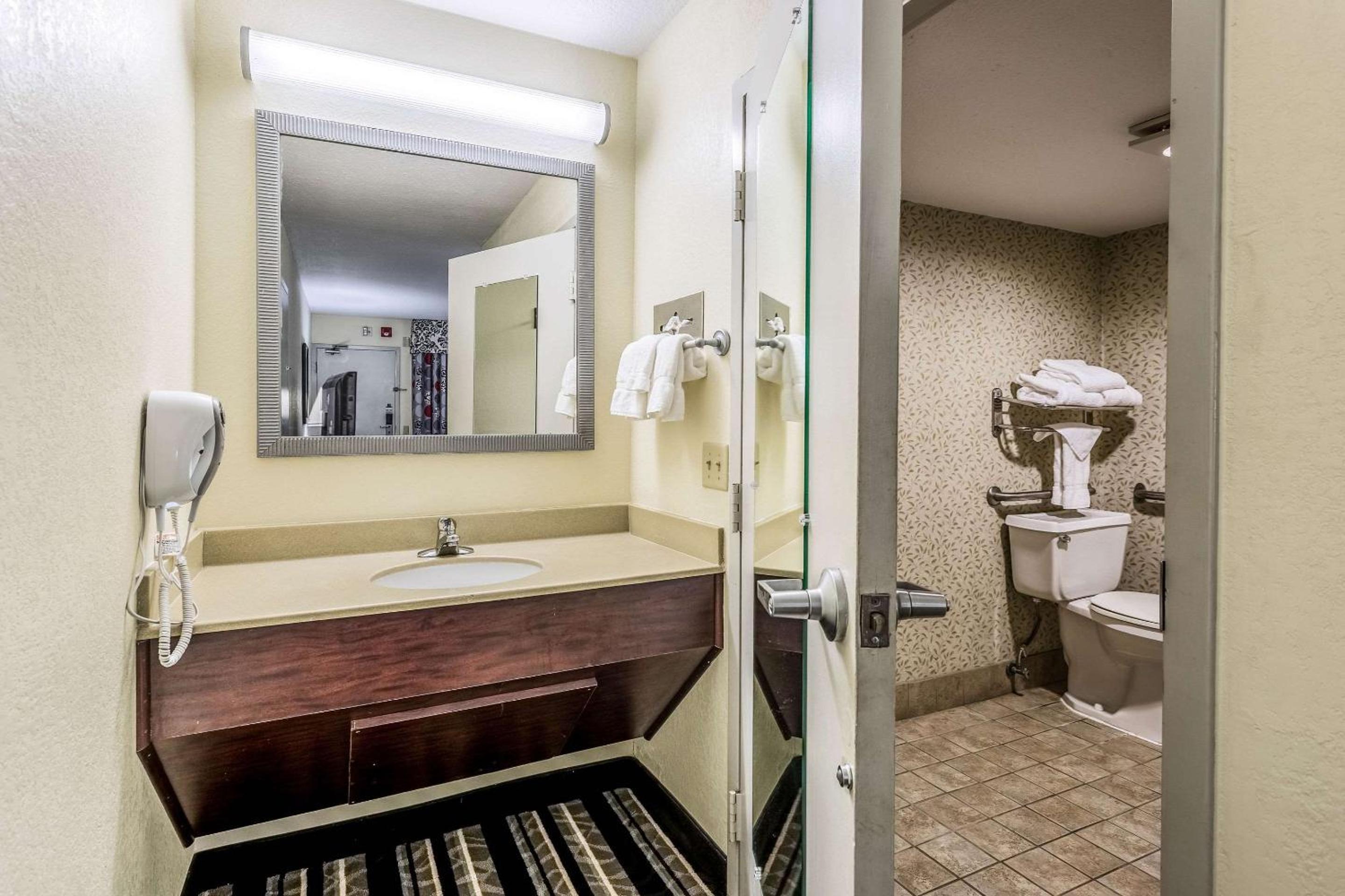 Queen Room with Roll-In Shower - Accessible/Non-Smoking - Photo 4