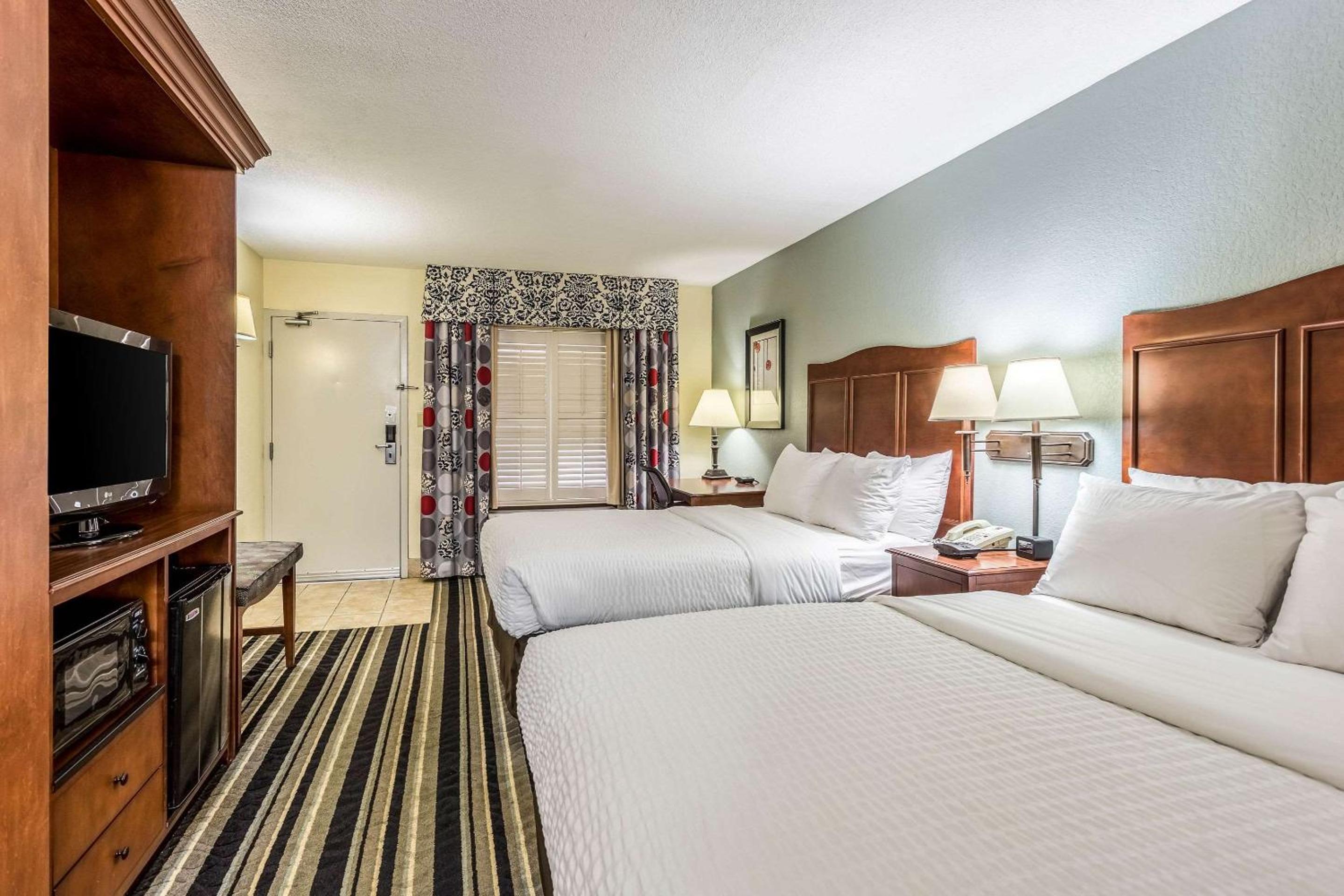 Queen Room with Two Queen Beds - Non-Smoking - Photo 4