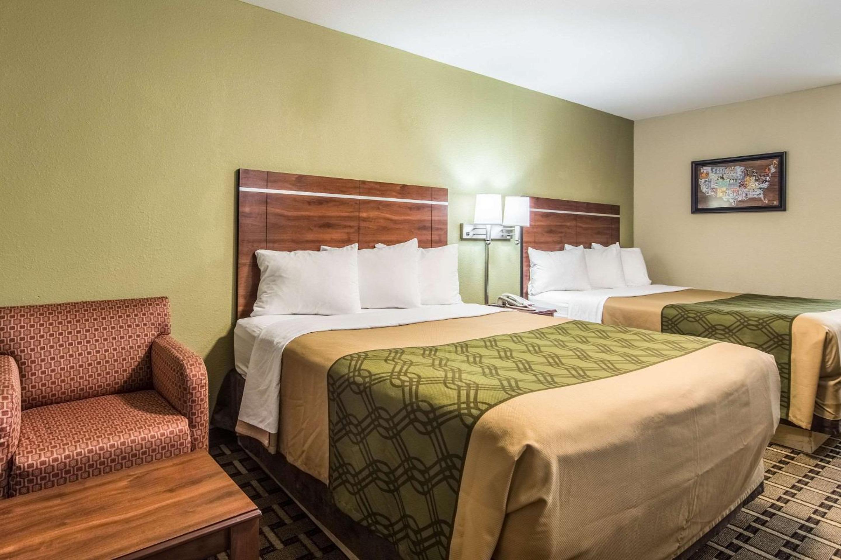 Queen Room with Two Queen Beds - Non-Smoking - Photo 2