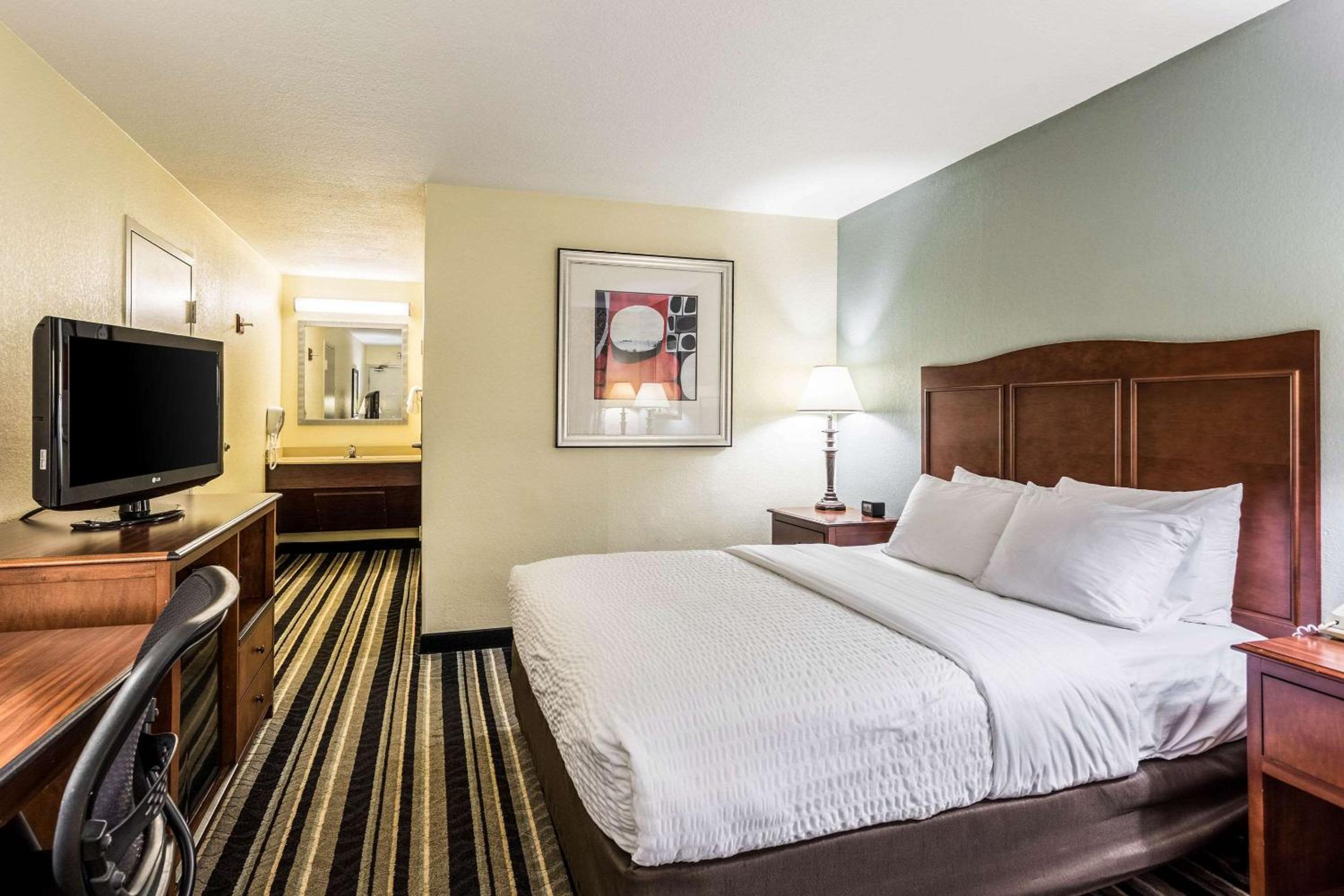 Queen Room with Roll-In Shower - Accessible/Non-Smoking - Photo 1