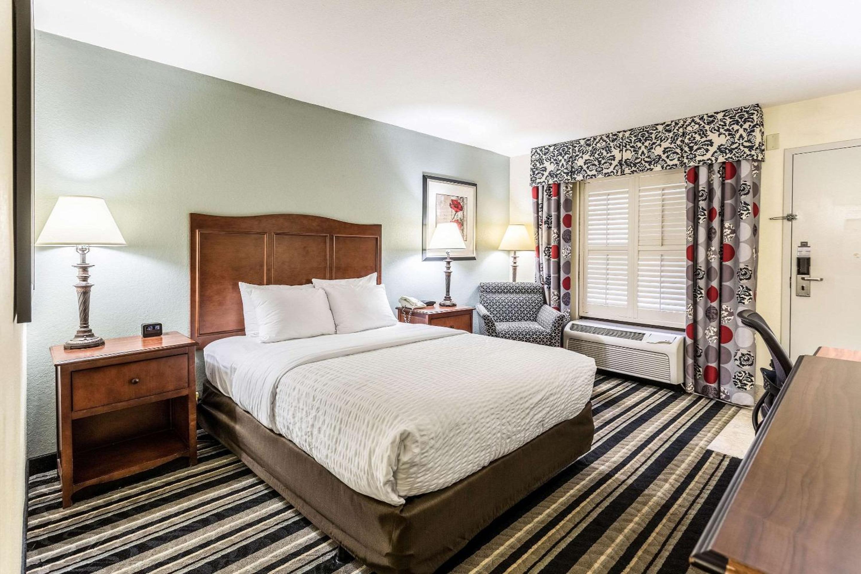 Queen Room with Roll-In Shower - Accessible/Non-Smoking - Photo 2