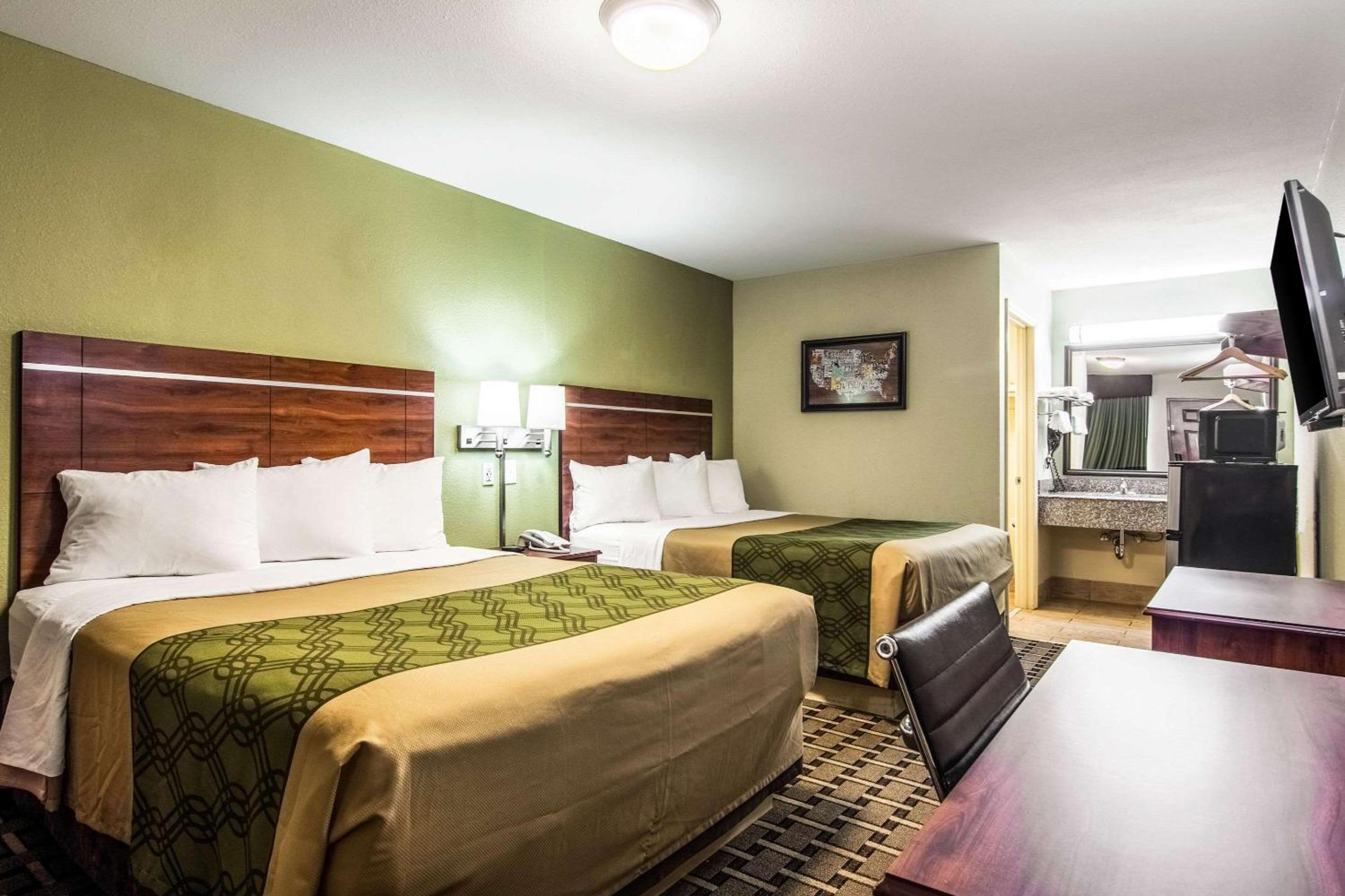 Queen Room with Two Queen Beds - Non-Smoking - Photo 3