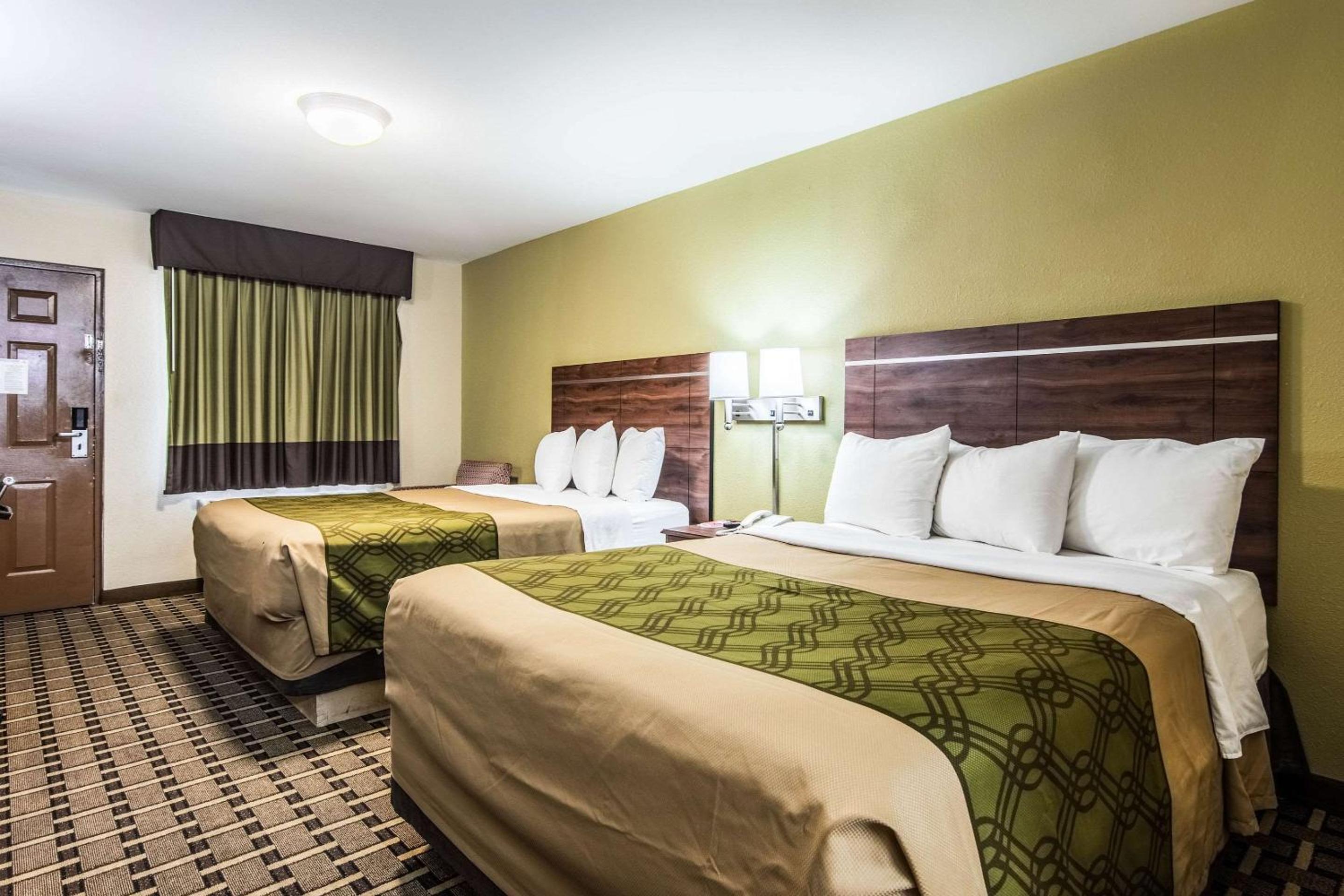 Queen Room with Two Queen Beds - Non-Smoking - Photo 4