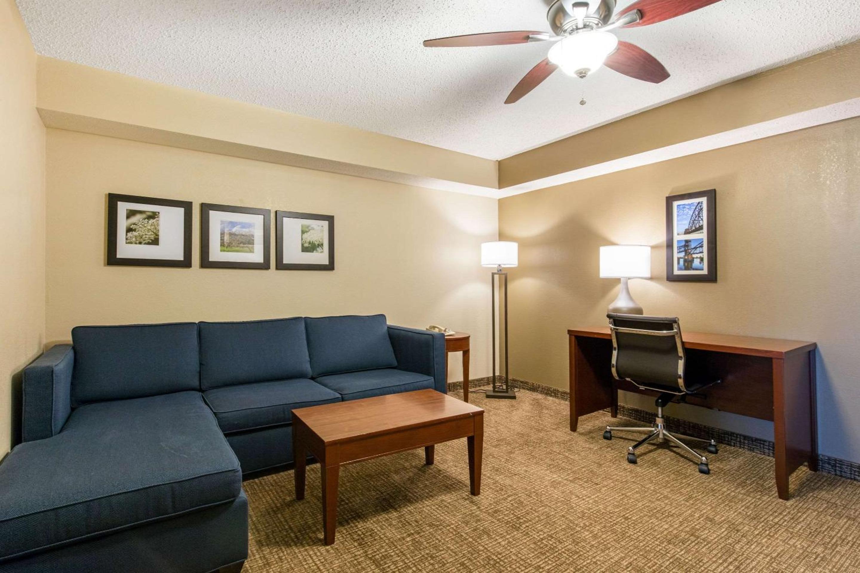 King Suite - Non-Smoking - Photo 5