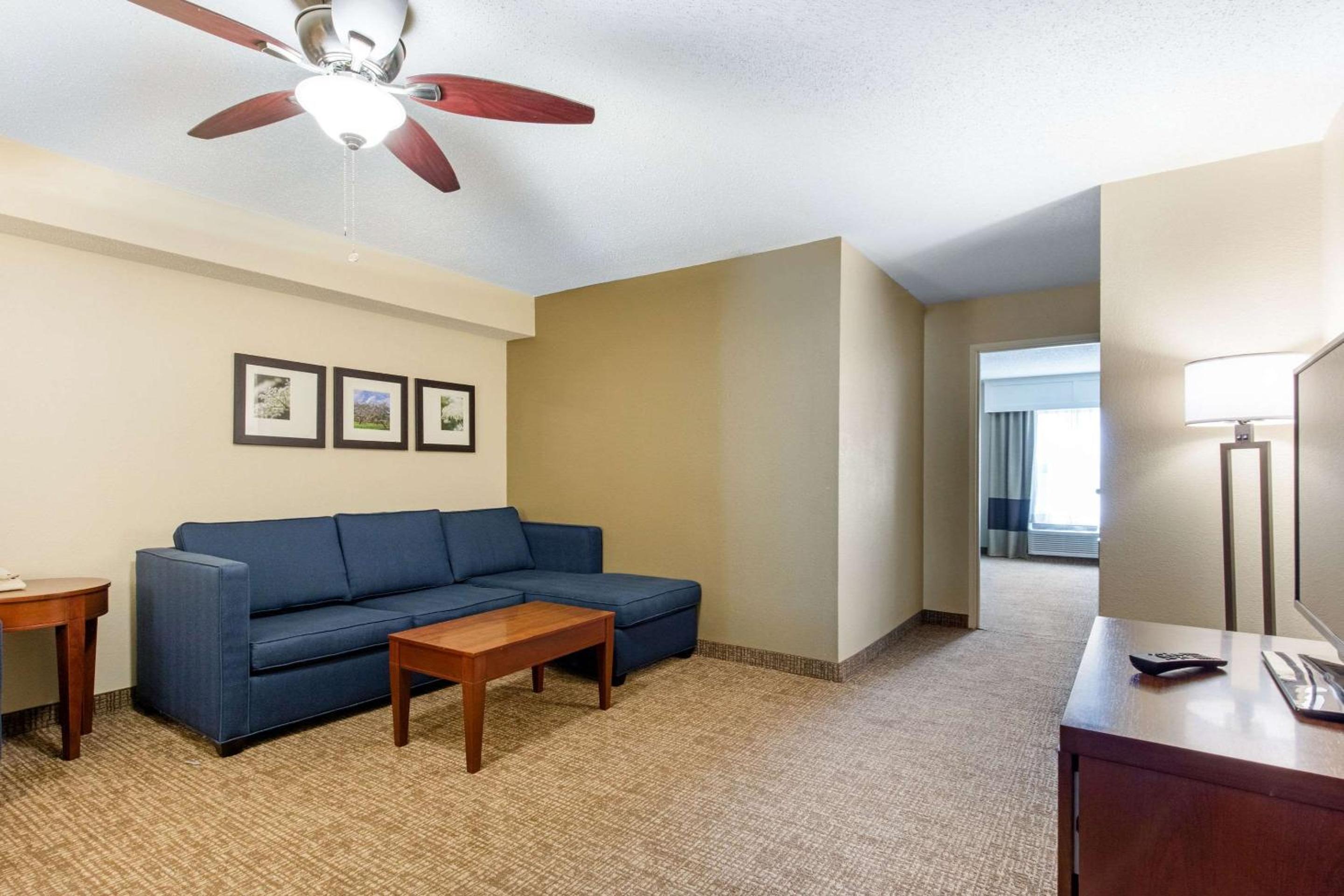 Queen Suite - Non-Smoking - Photo 6