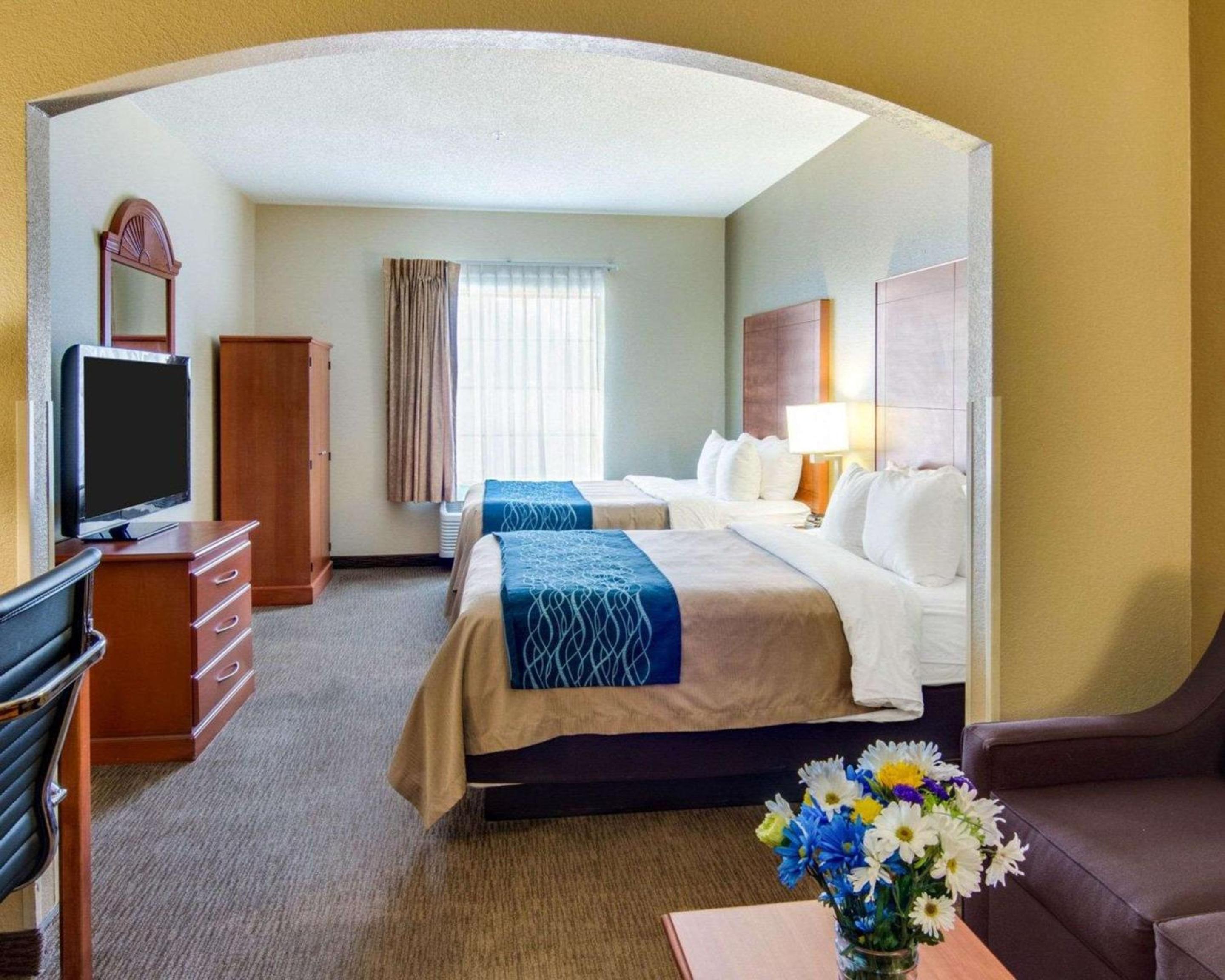 Queen Suite with Two Queen Beds - Non-Smoking - Photo 6