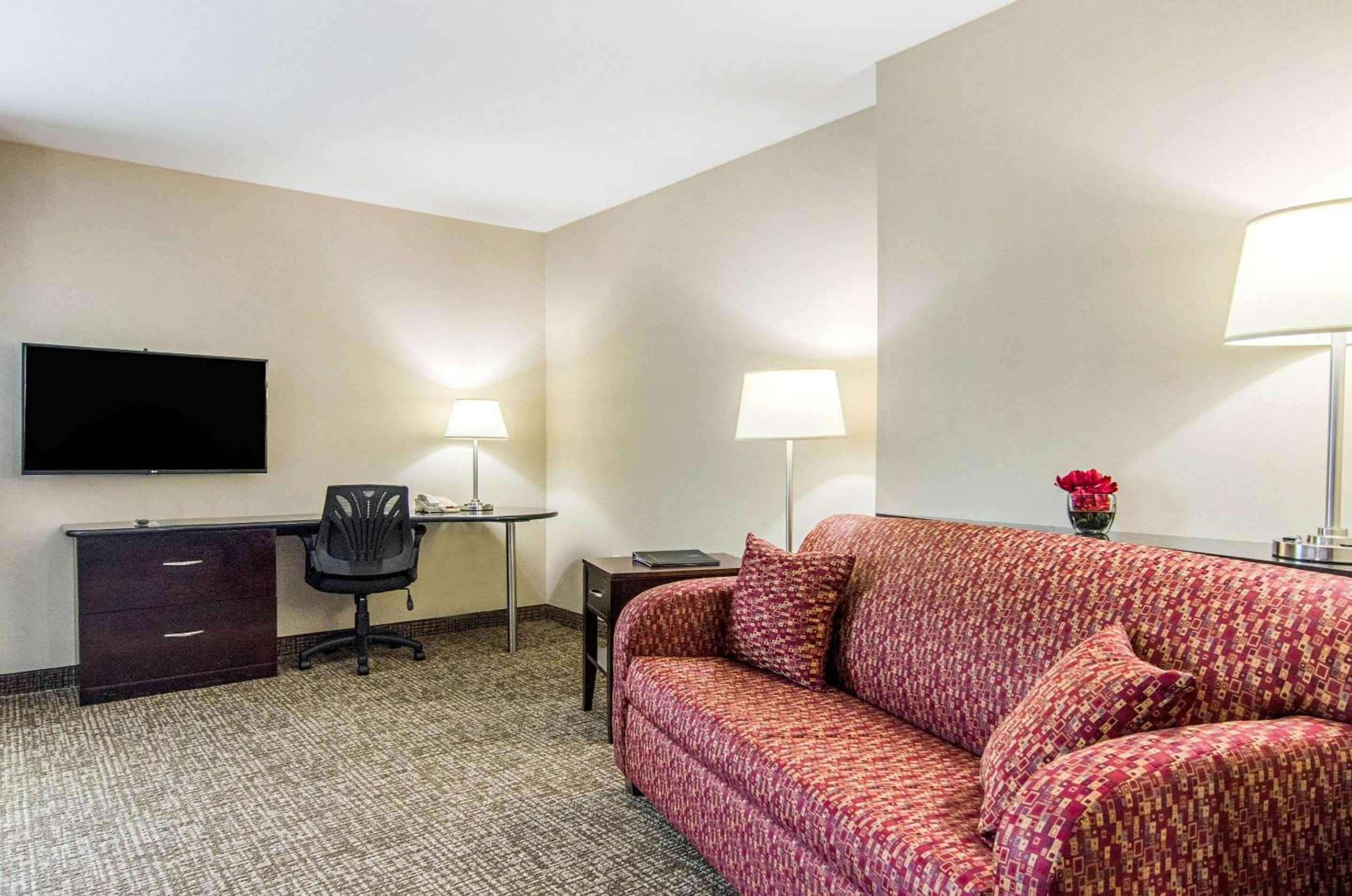 Queen Suite with Two Queen Beds - Disability Access/Non-Smoking - Photo 4