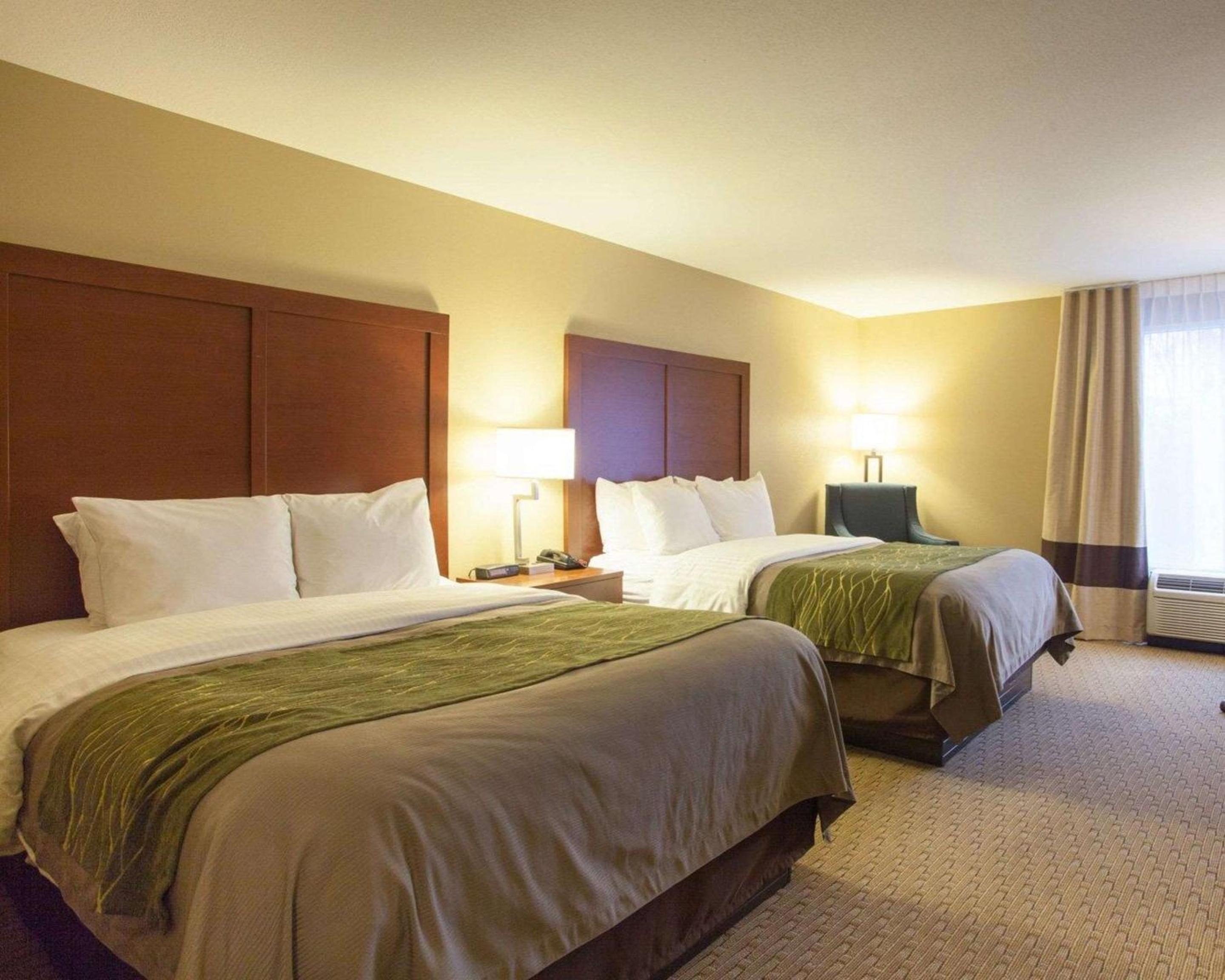 Queen Room with Two Queen Beds - Non-Smoking - Photo 4