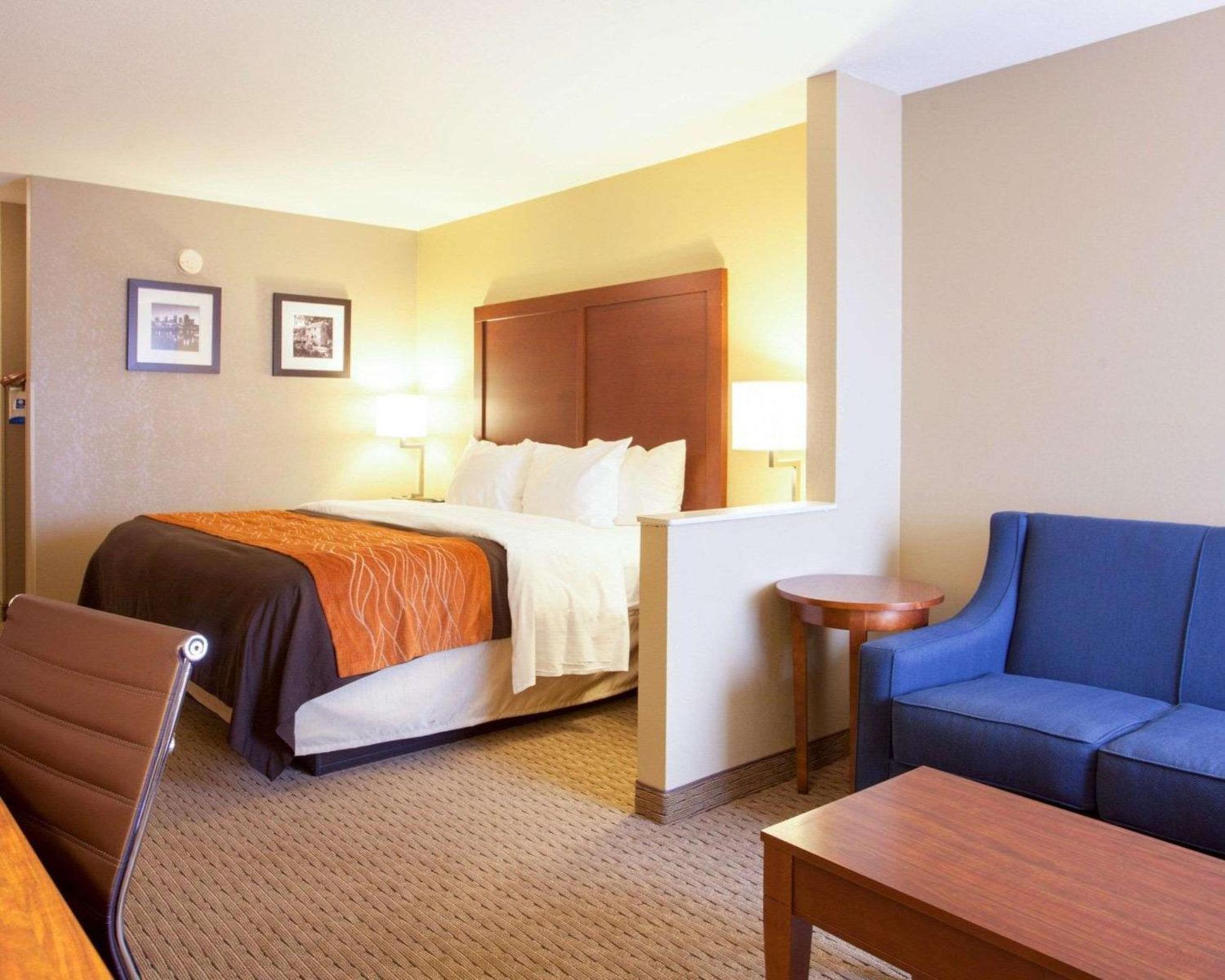 King Suite - Non-Smoking - Photo 5