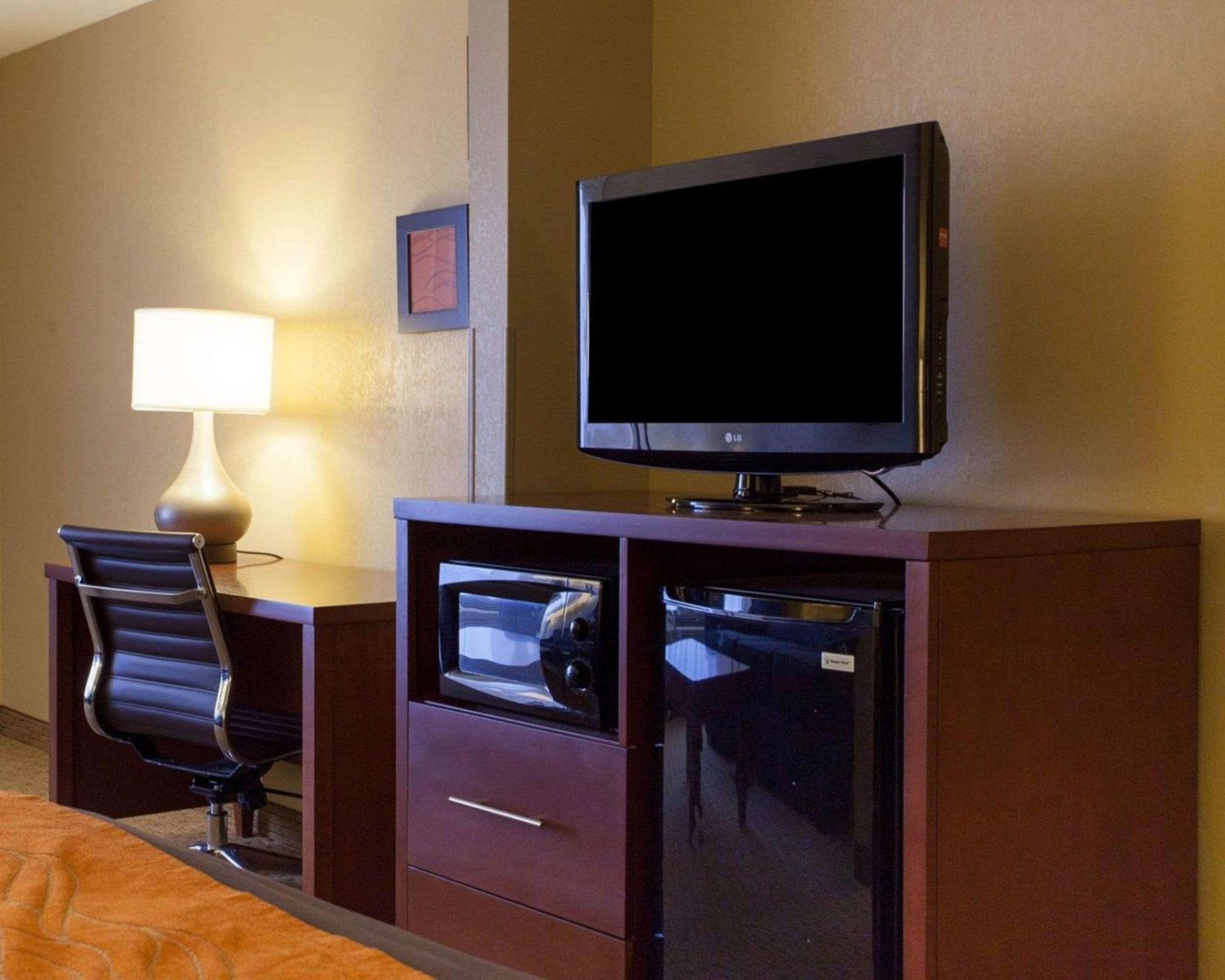 King Suite - Non-Smoking - Photo 2