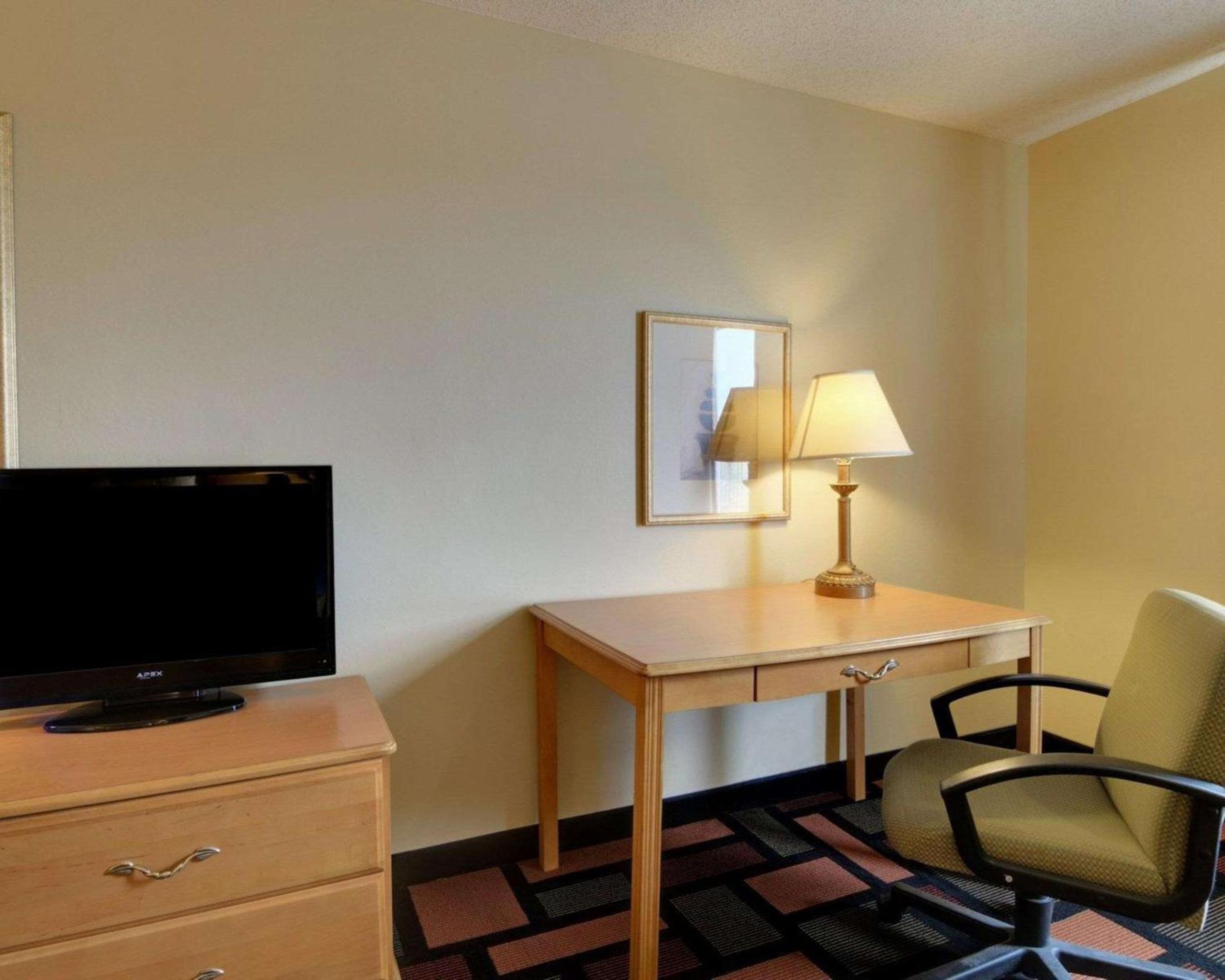King Room - Non-Smoking - Photo 3