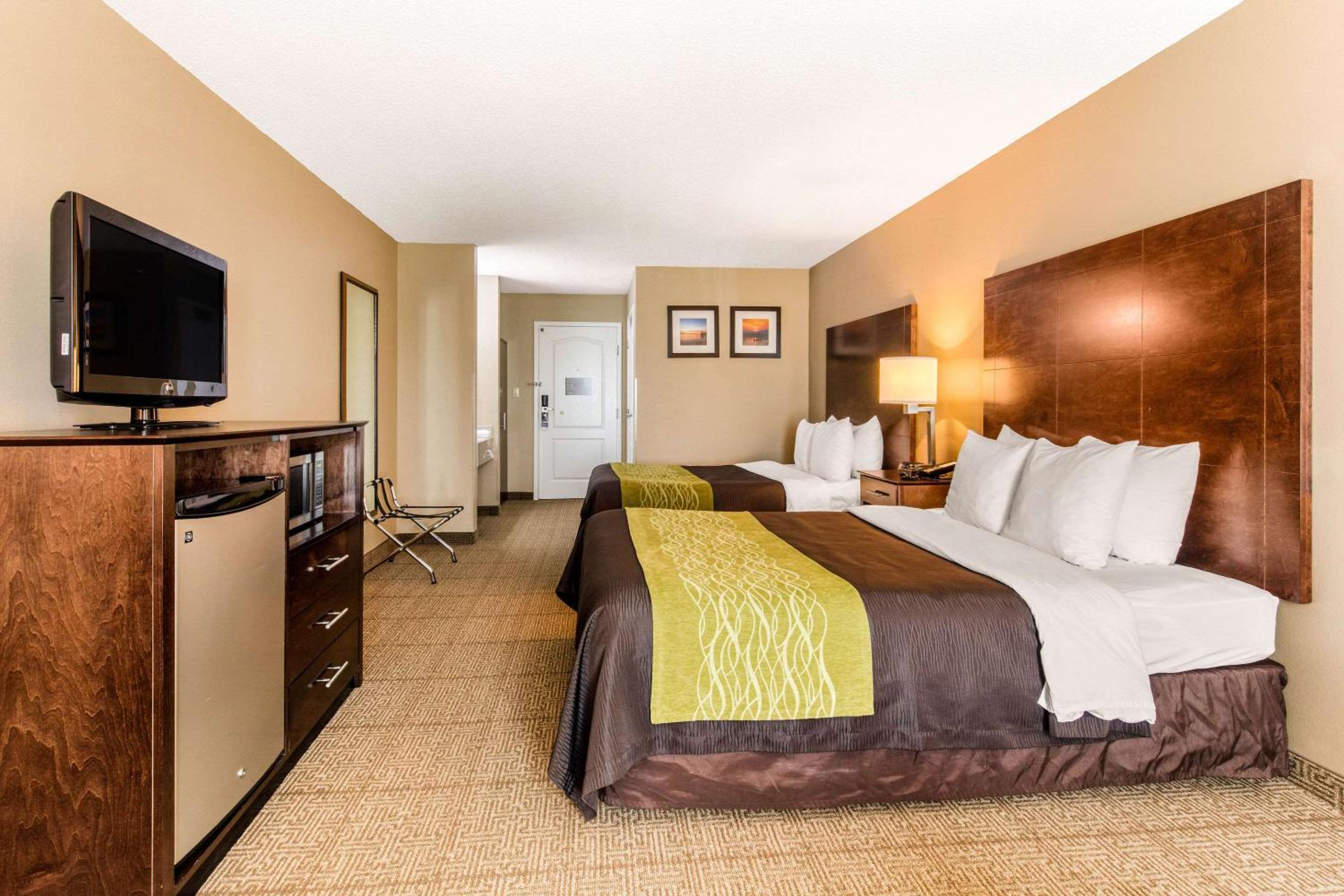 Queen Room with Two Queen Beds - Photo 2