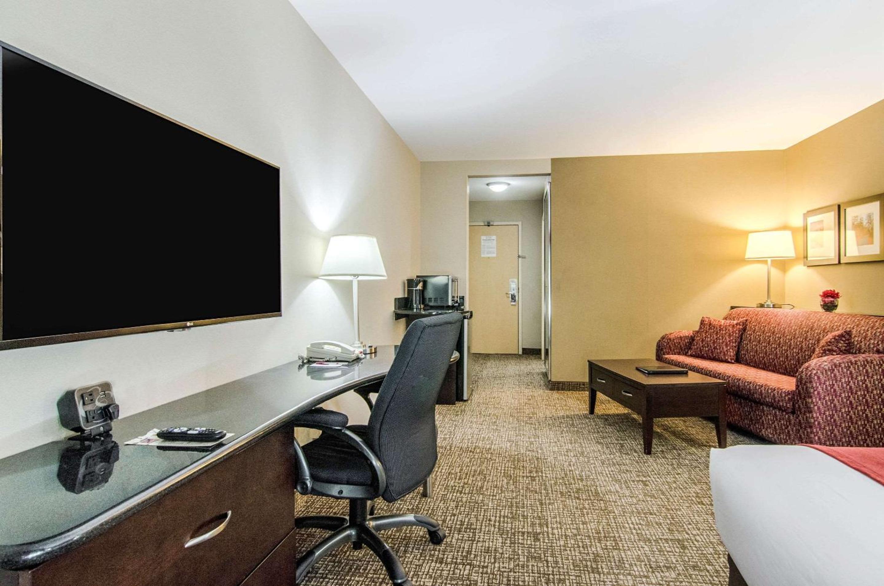 King Suite - Non-Smoking - Photo 3