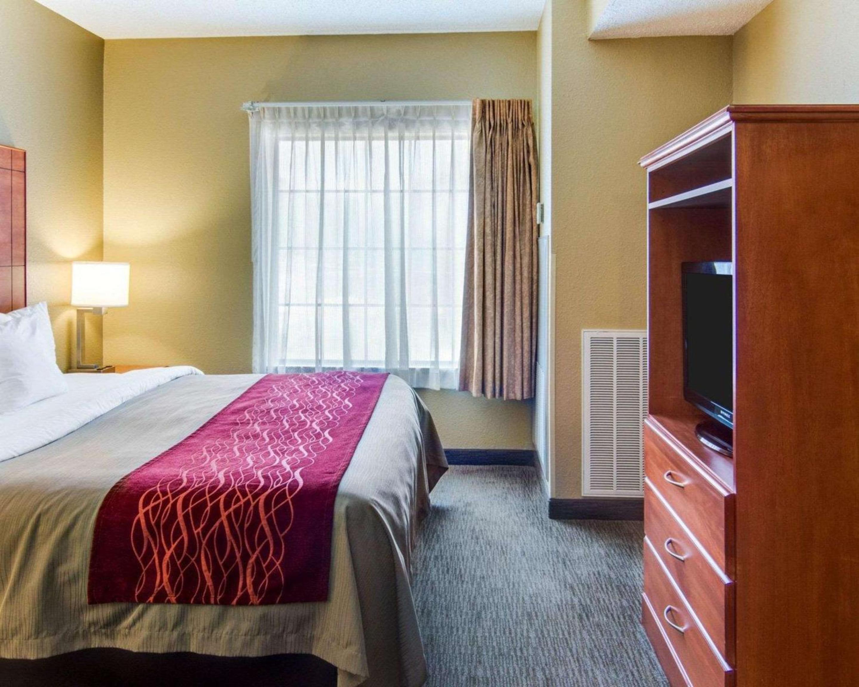 King Suite - Non-Smoking - Photo 2