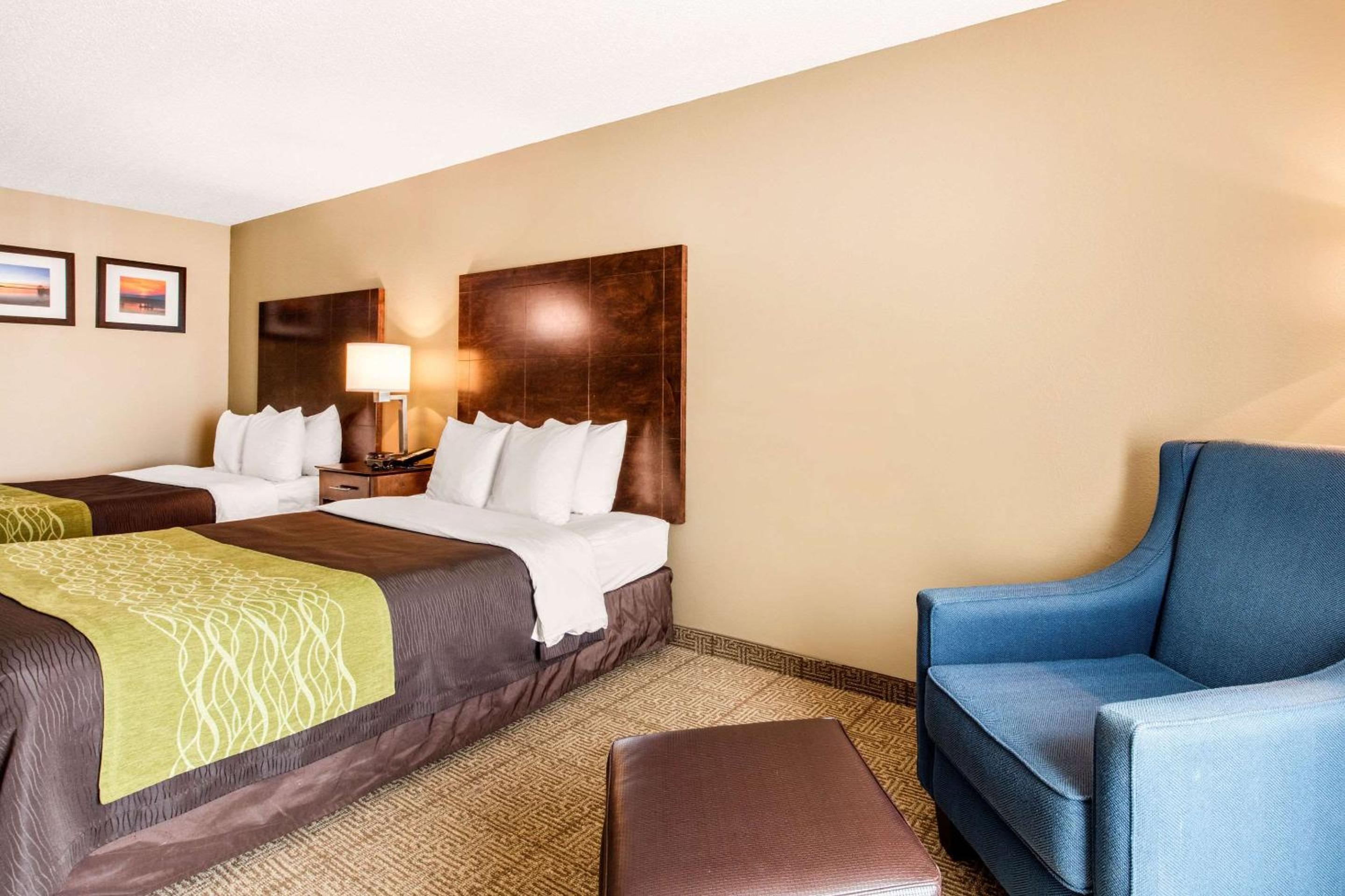 Queen Room with Two Queen Beds - Photo 3