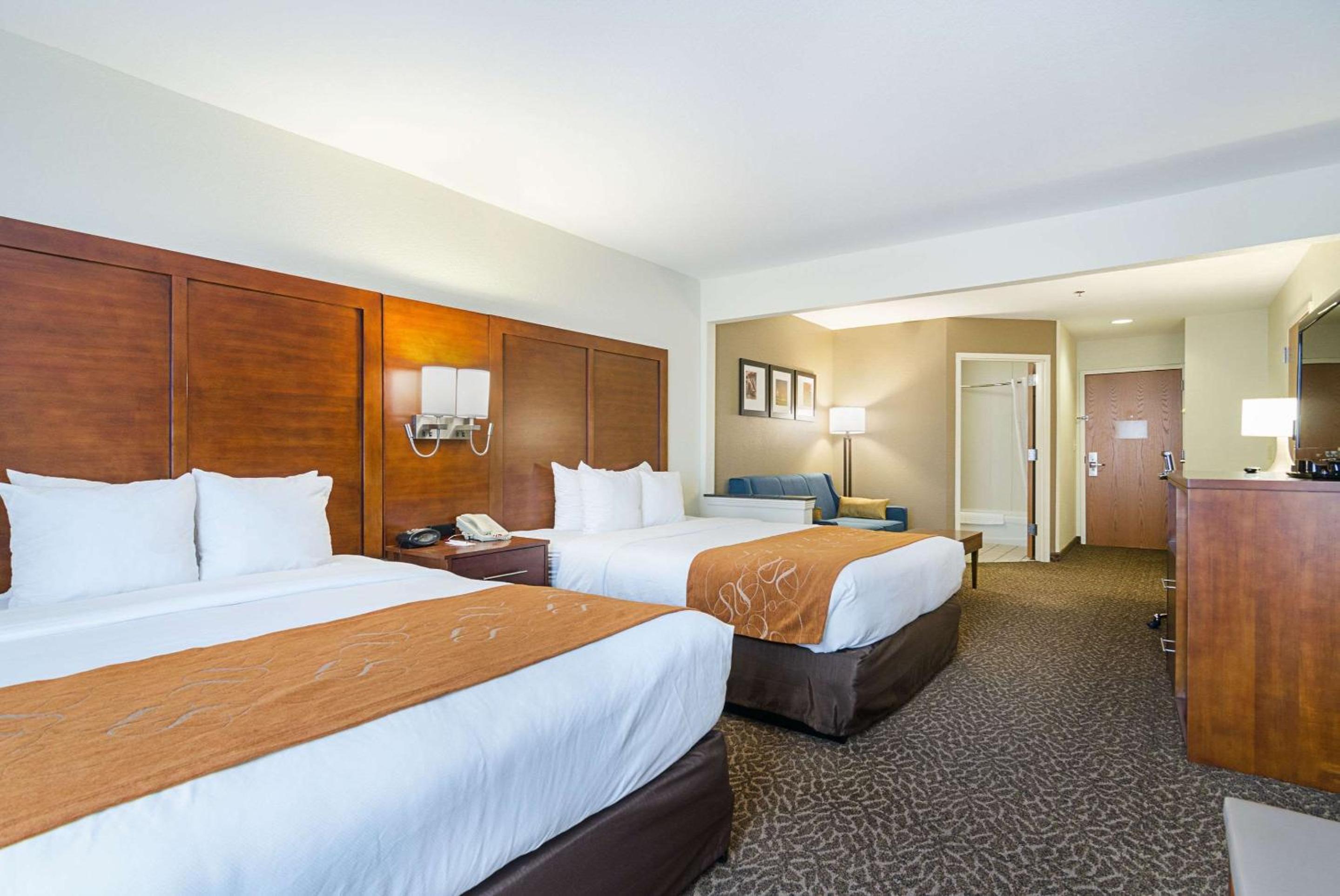 Queen Suite with Two Queen Beds photo 3