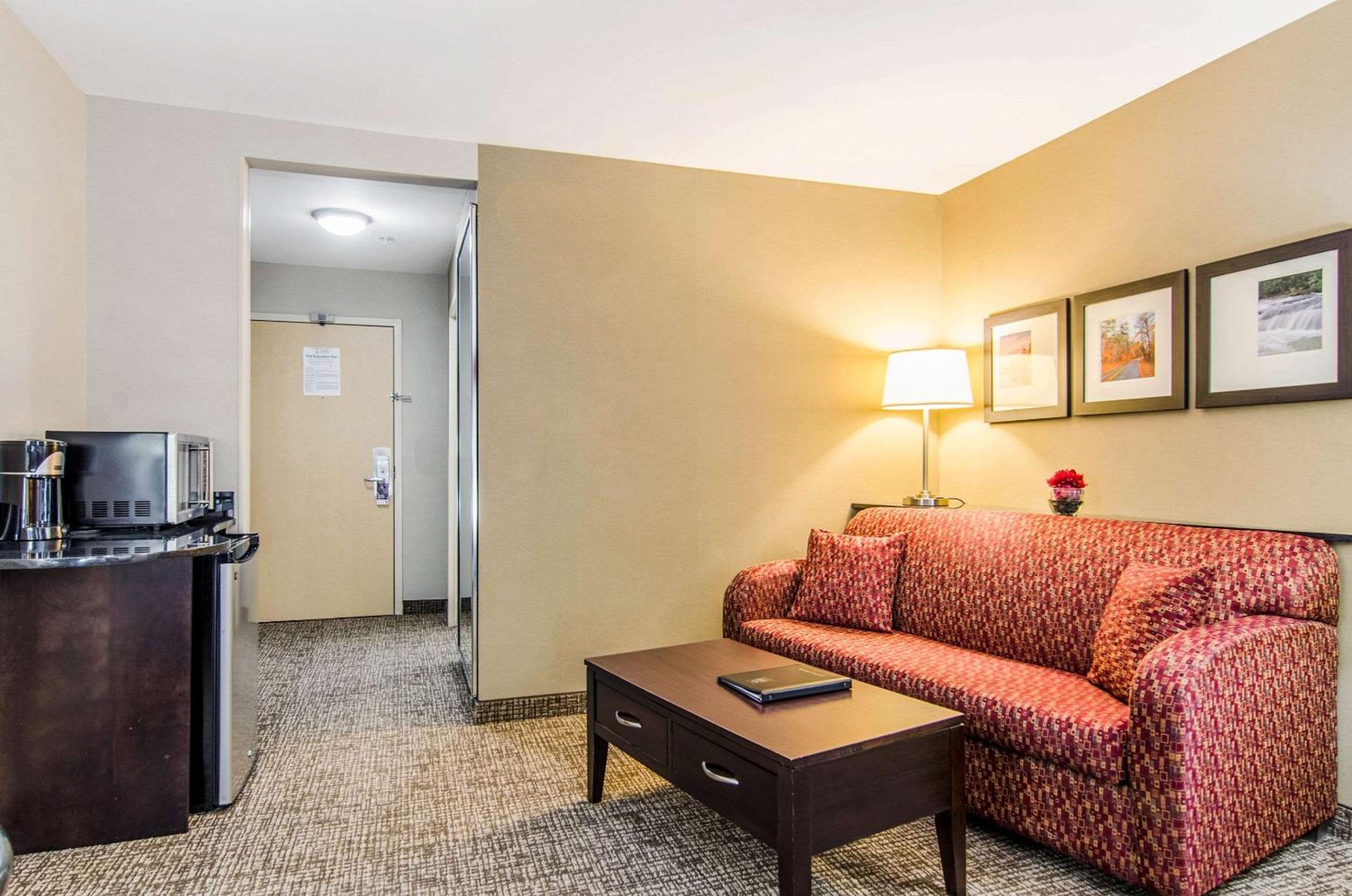 King Suite - Non-Smoking - Photo 4