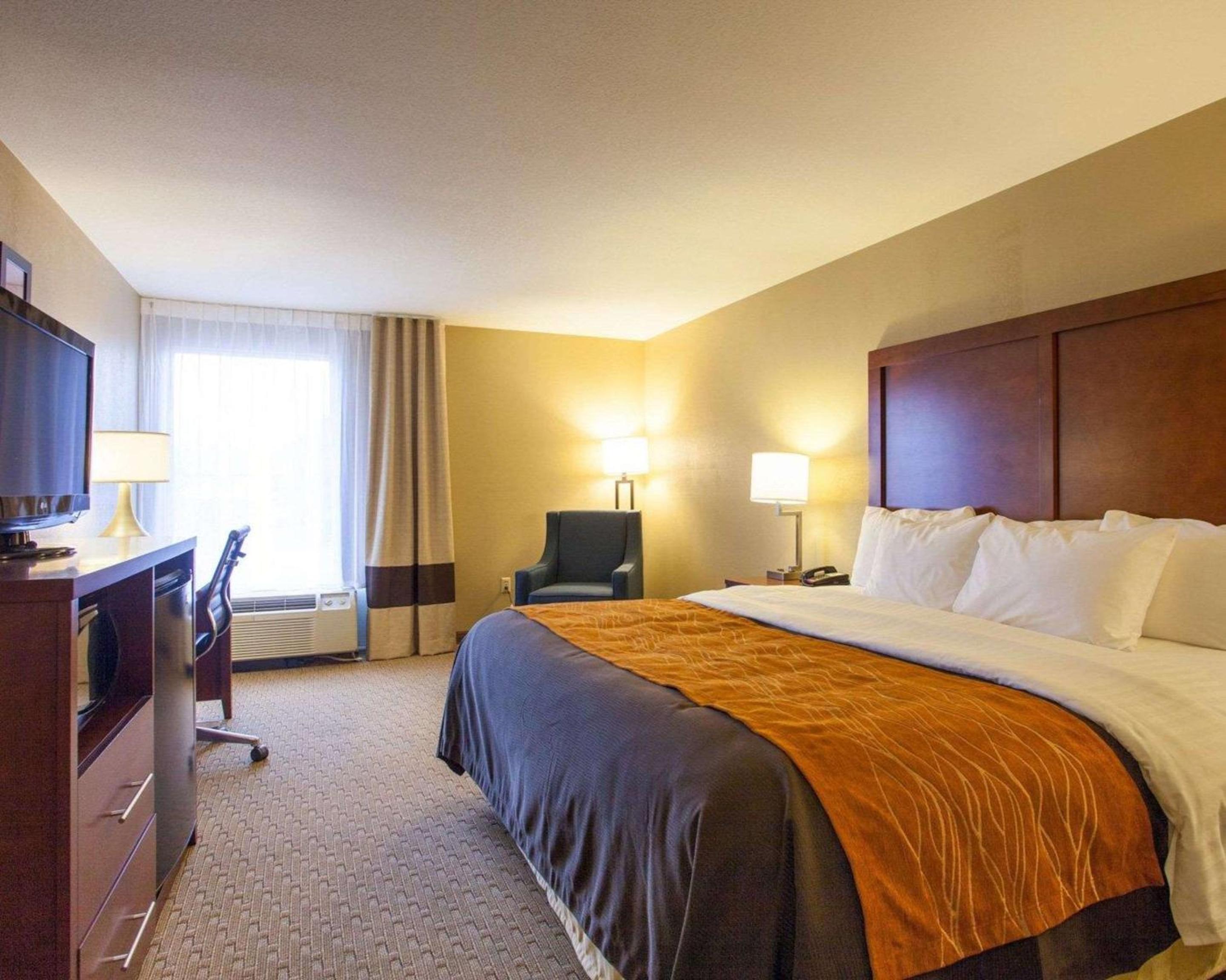King Room - Non-Smoking - Photo 6
