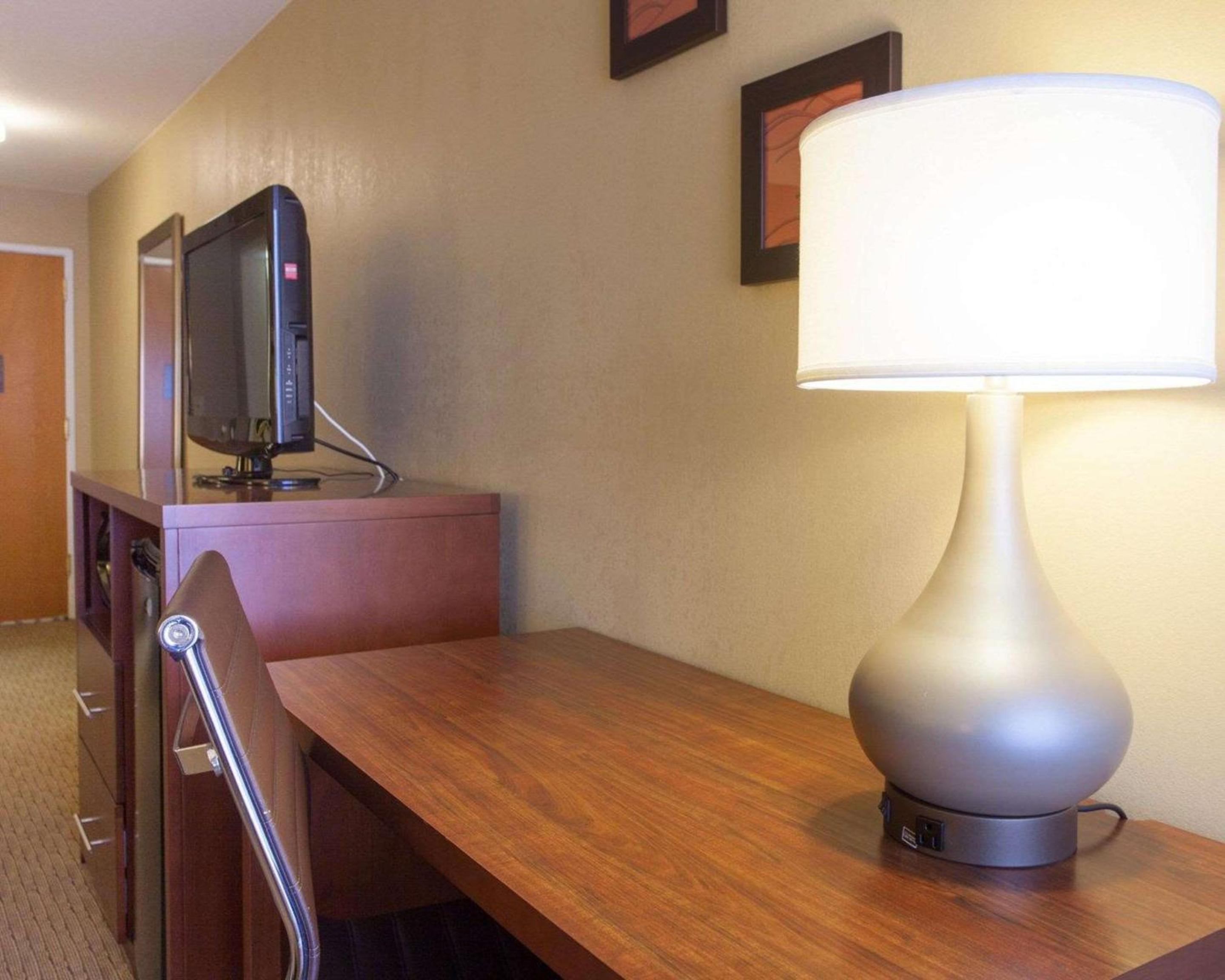 King Room - Non-Smoking - Photo 3