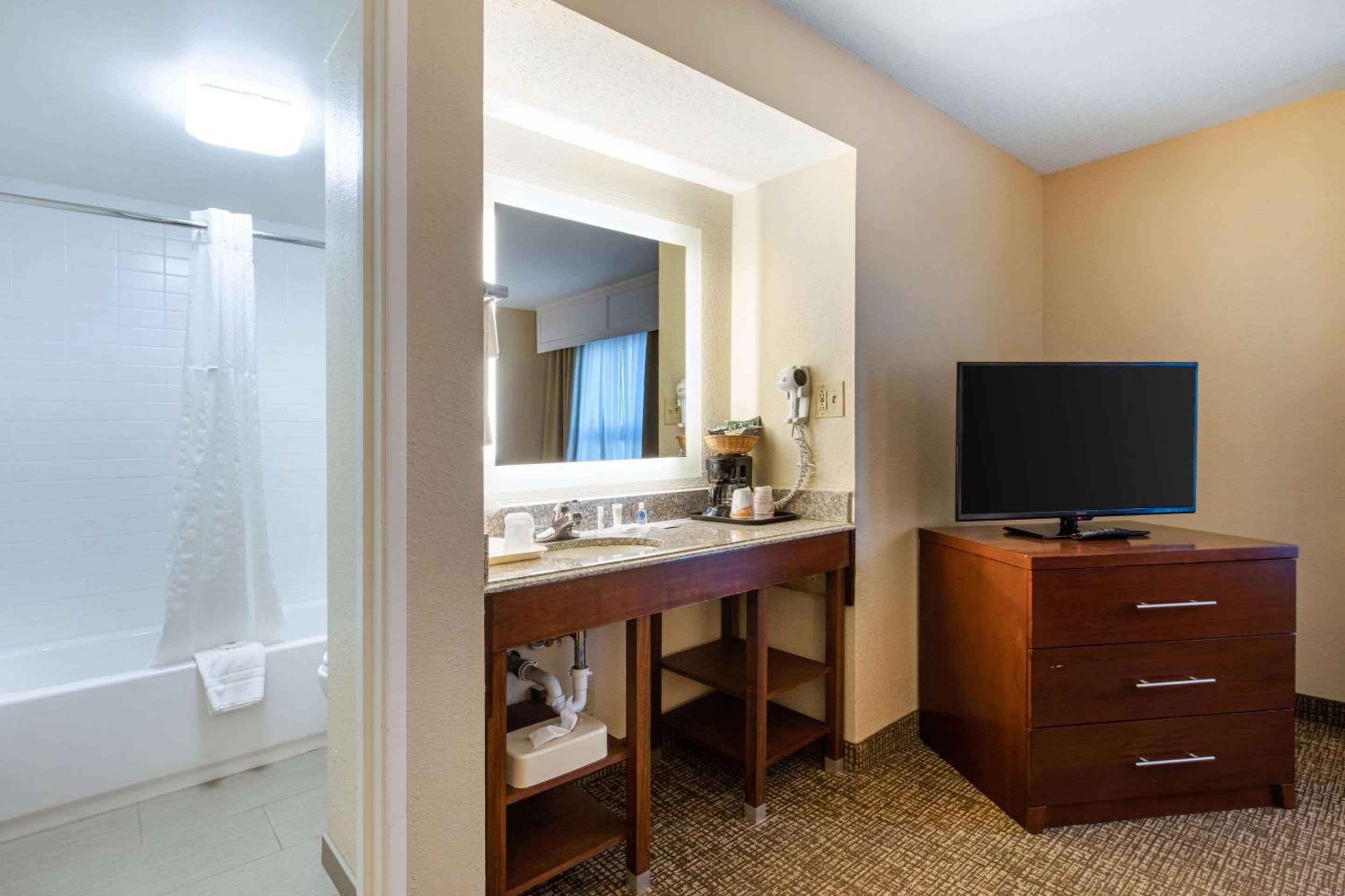 King Room - Non-Smoking - Photo 3