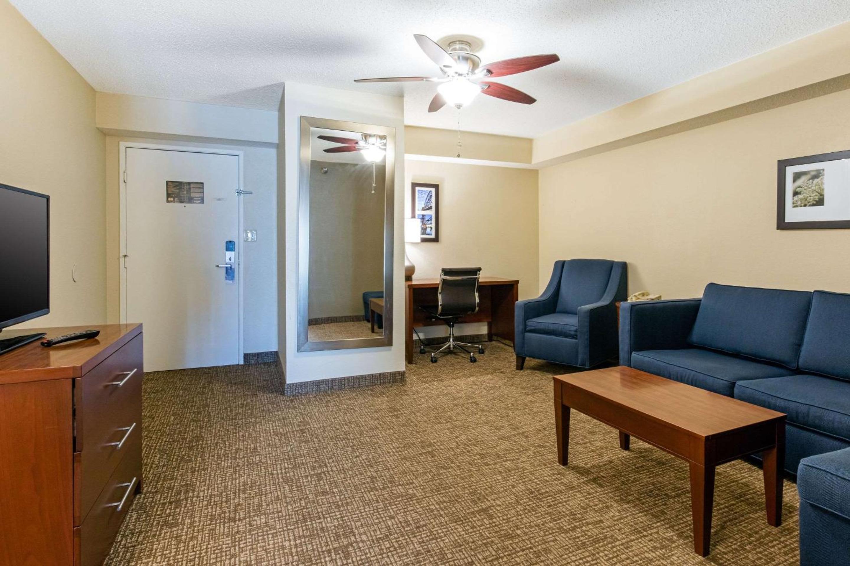 Queen Suite - Non-Smoking - Photo 4