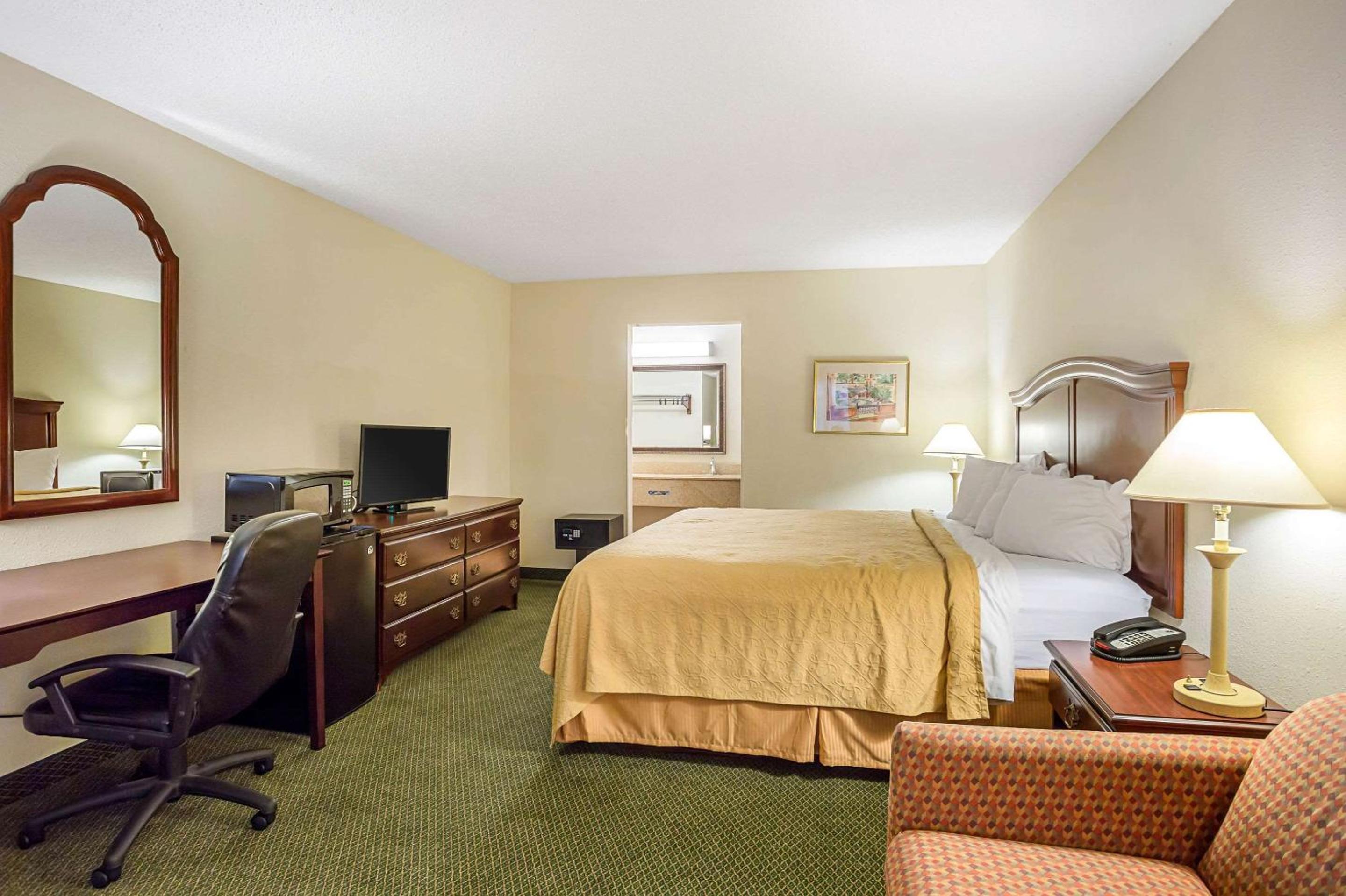 King Room - Non-Smoking - Photo 3