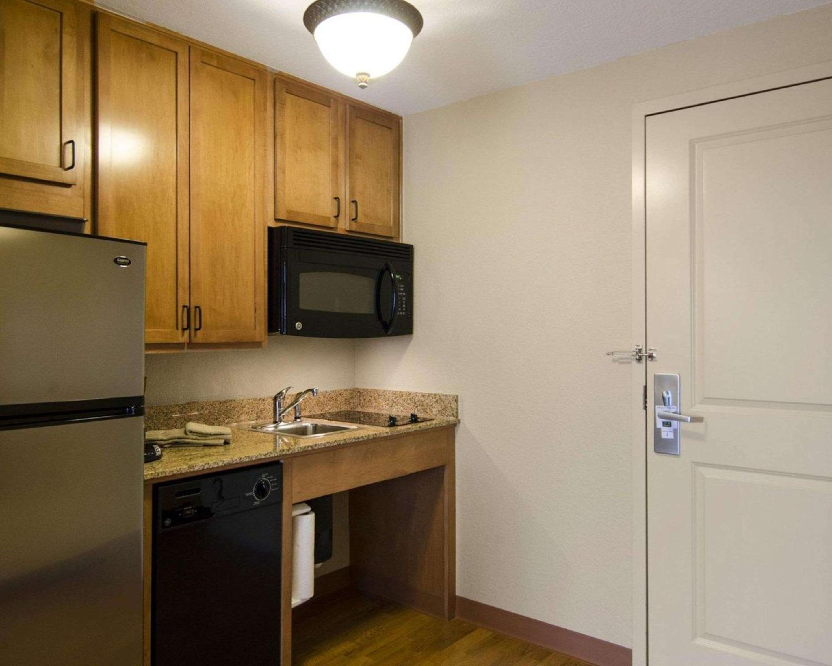 King Suite - Non-Smoking - Photo 4