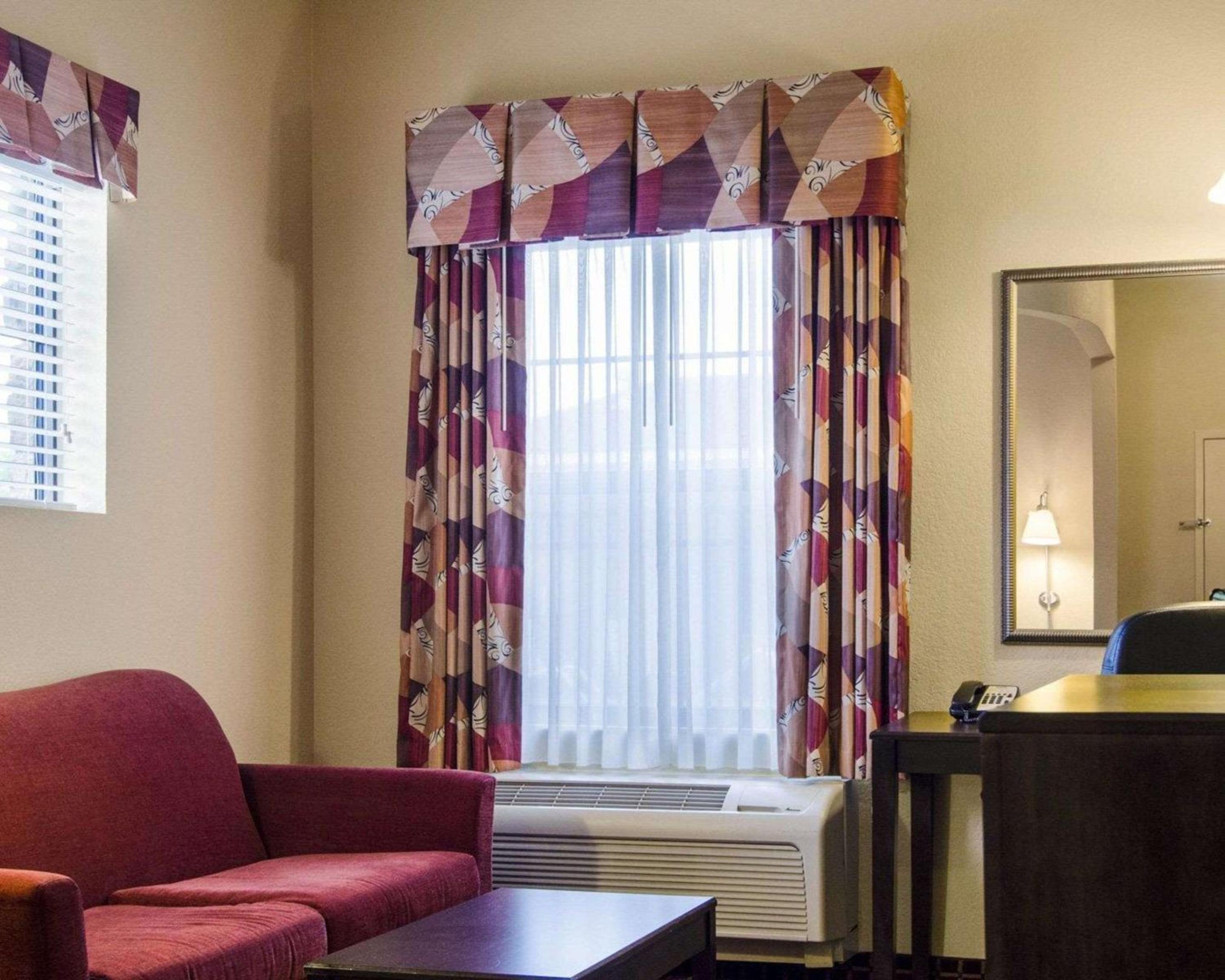 Queen Suite - Photo 2