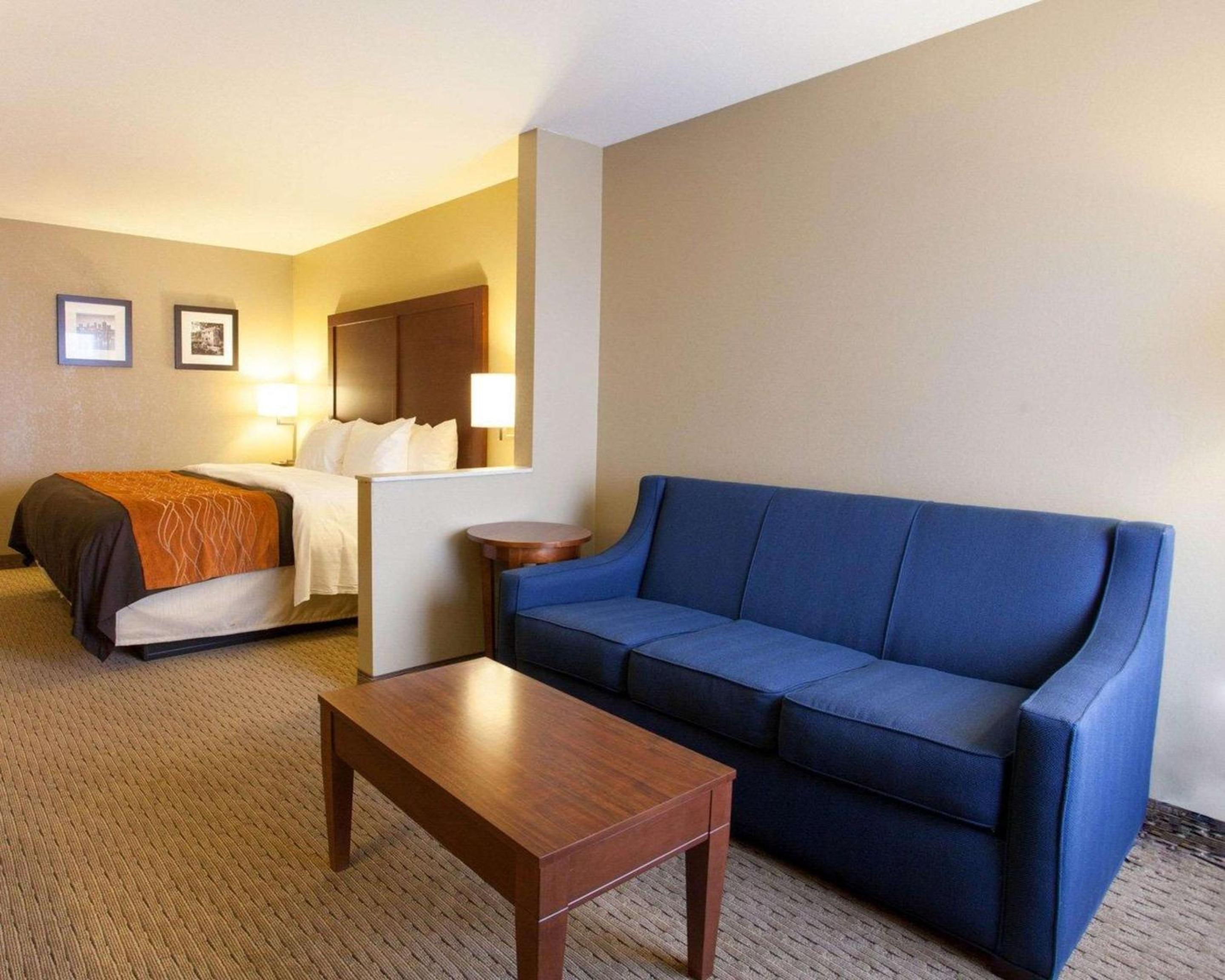 King Suite - Non-Smoking - Photo 3