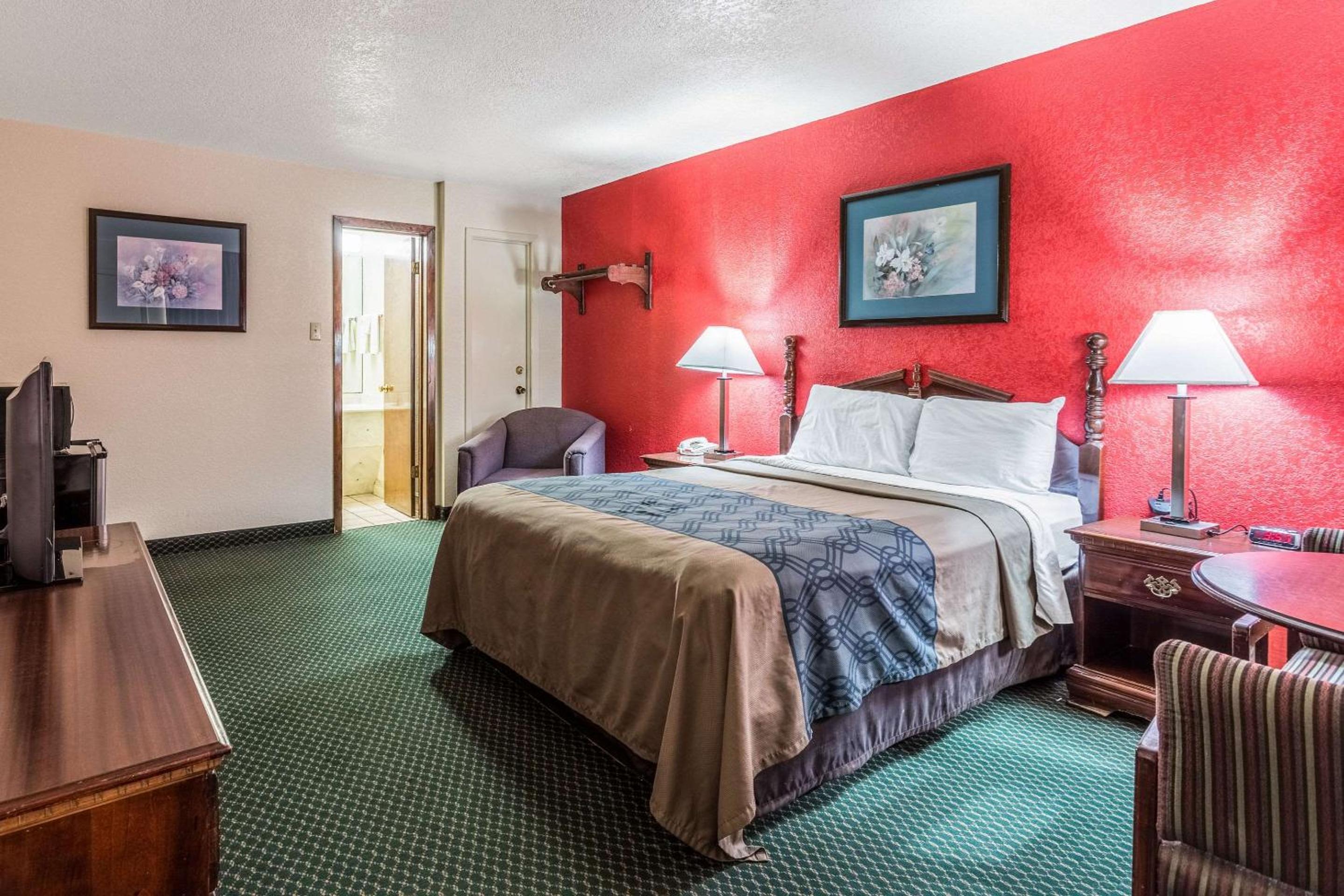 Queen Room - Non-Smoking - Photo 1