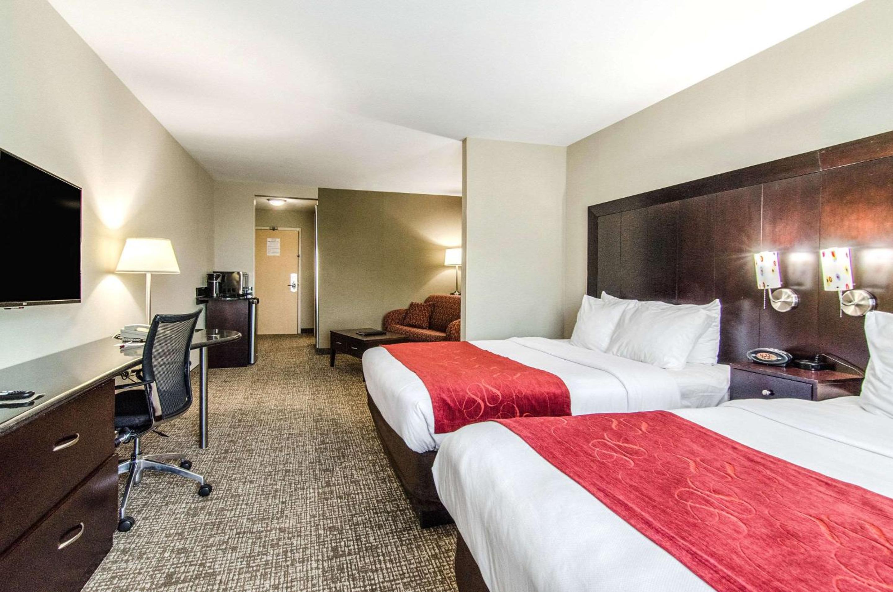 Queen Suite with Two Queen Beds - Non-Smoking - Photo 3
