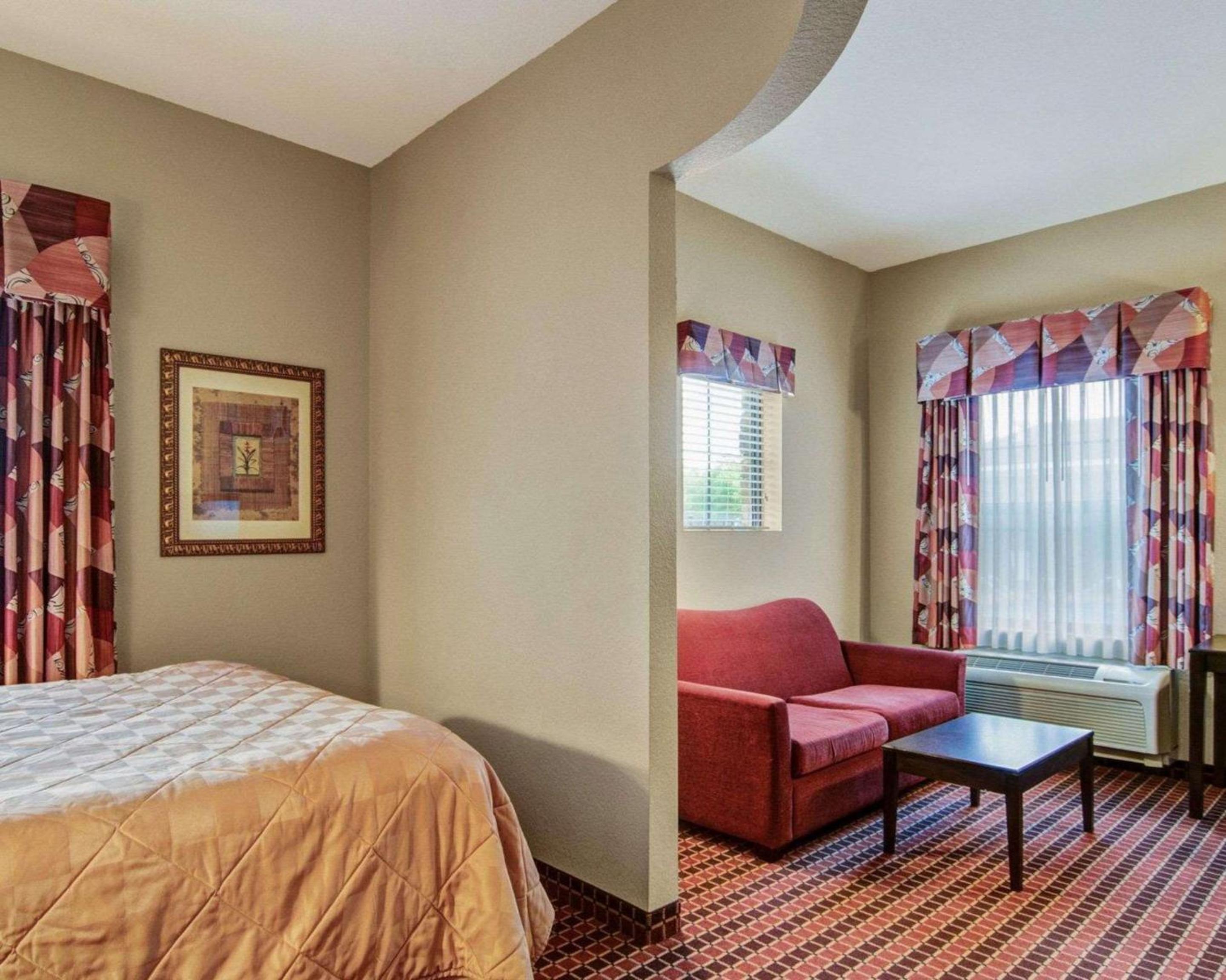 Queen Suite - Photo 1