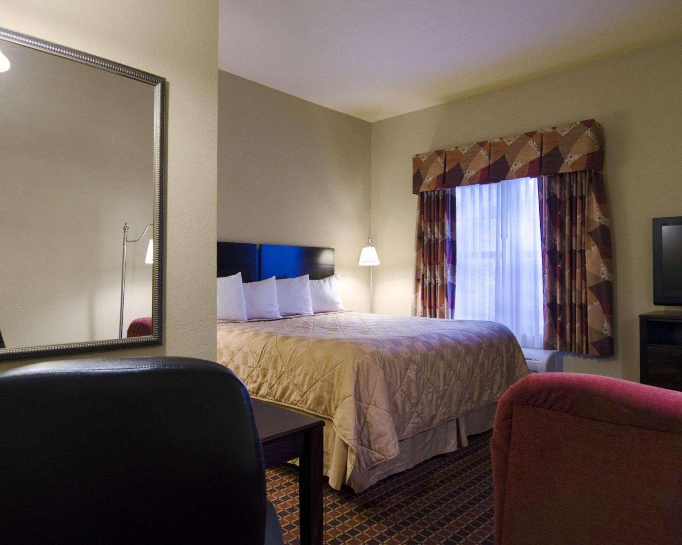 Queen Suite - Non-Smoking - Photo 1