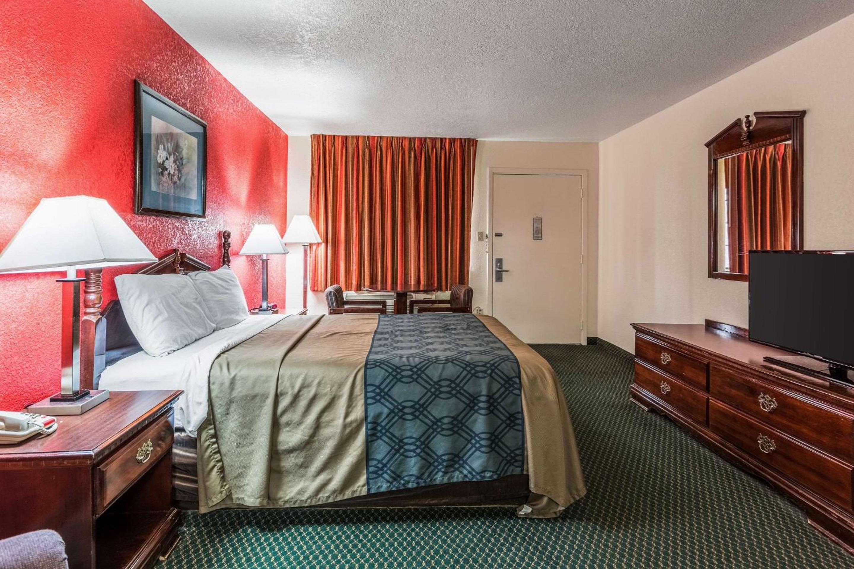 Queen Room - Non-Smoking - Photo 2