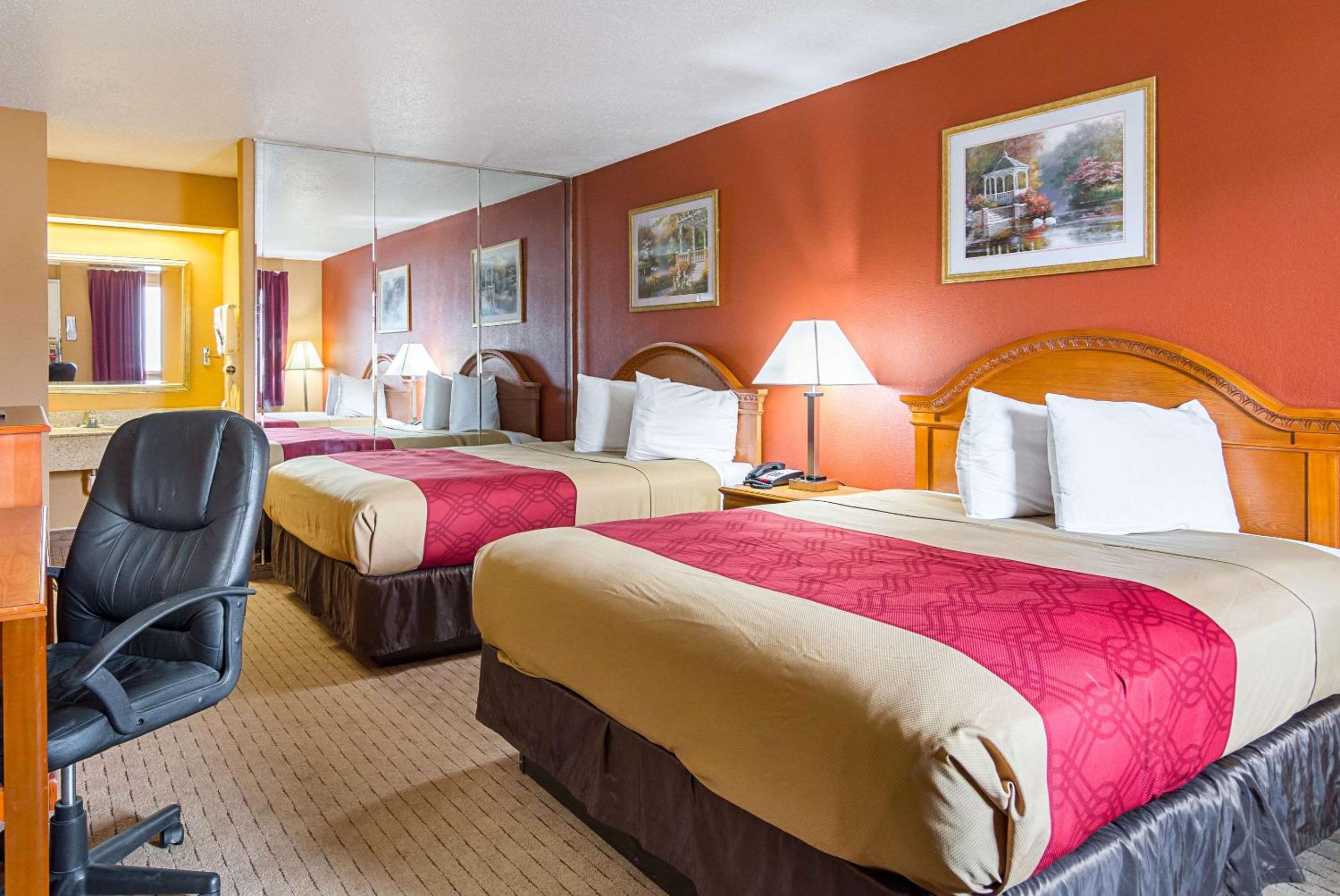 Queen Room with Two Queen Beds - Smoking - Photo 2