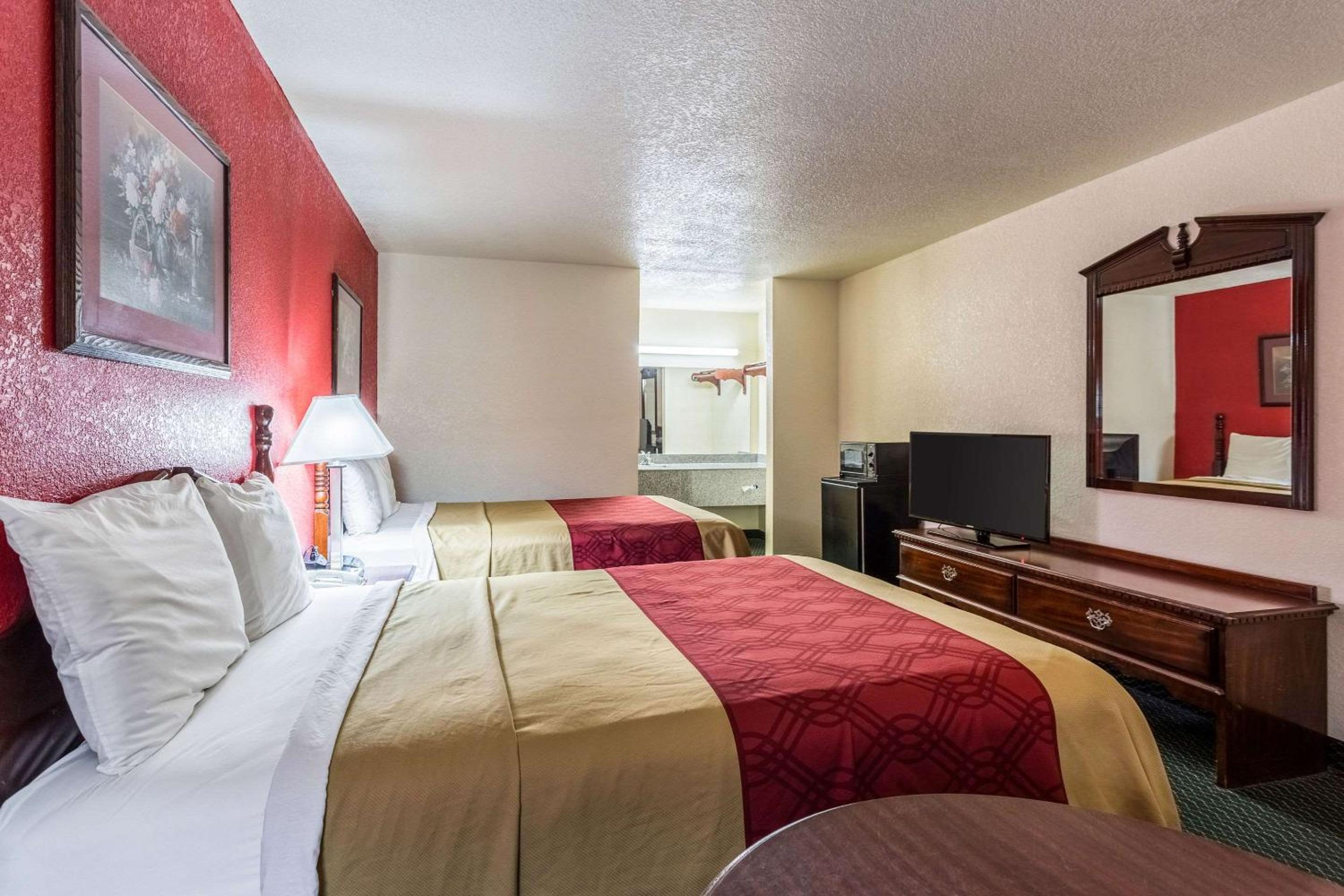 Double Room with Two Double Beds - Smoking - Photo 1