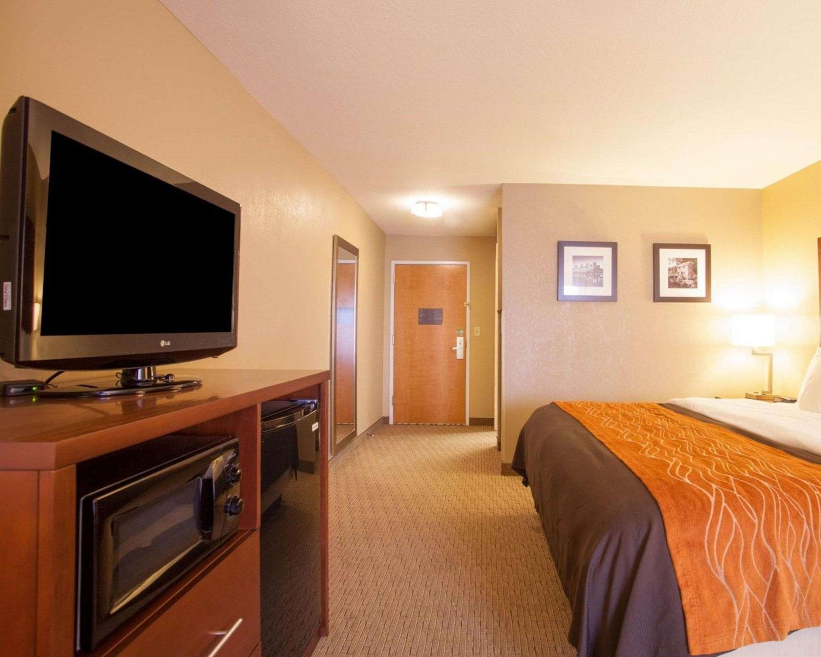 King Suite - Non-Smoking - Photo 4