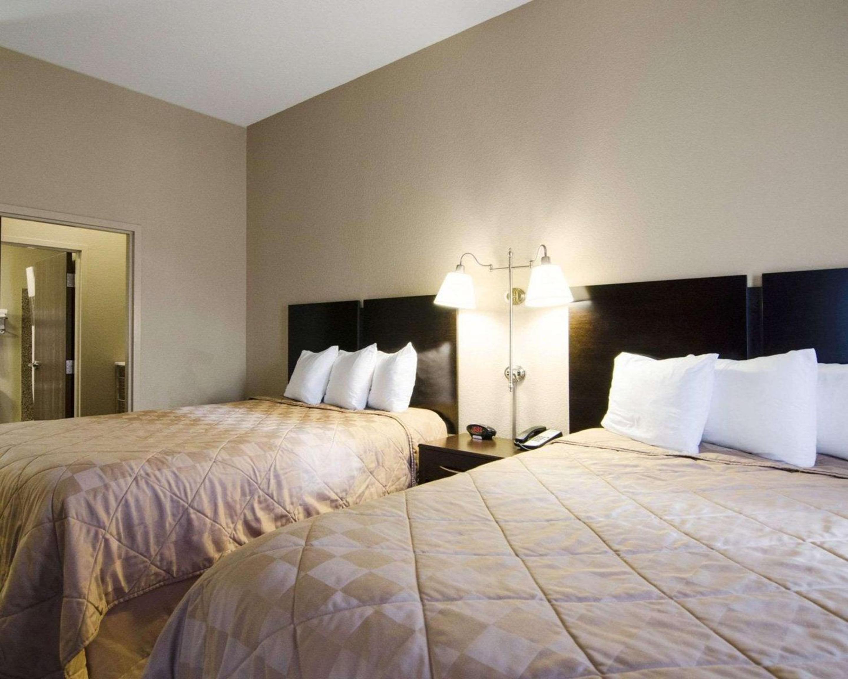 Queen Suite with 2 Queen Beds - Non-Smoking - Photo 1