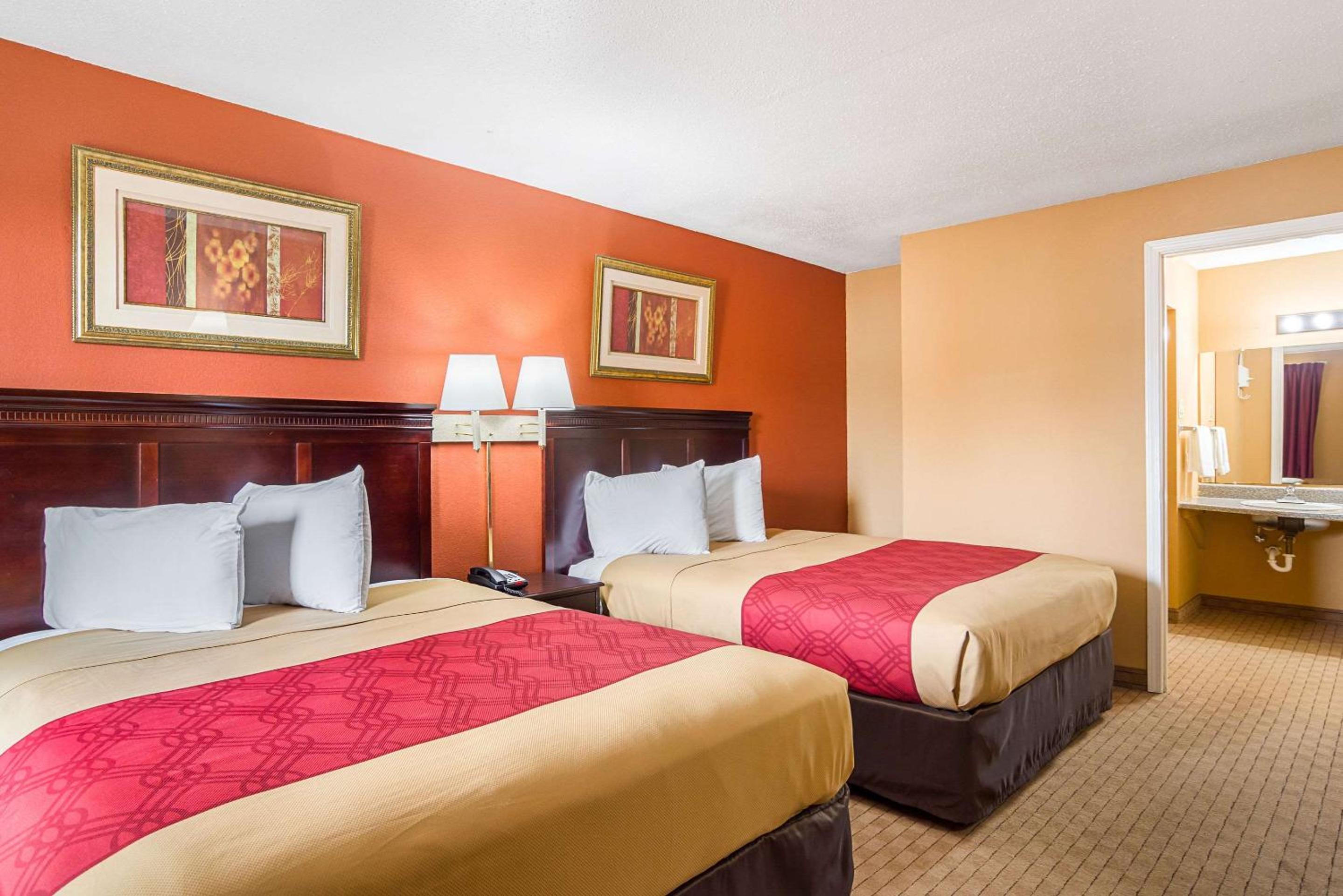 Queen Room with Two Queen Beds - Non-Smoking - Photo 3