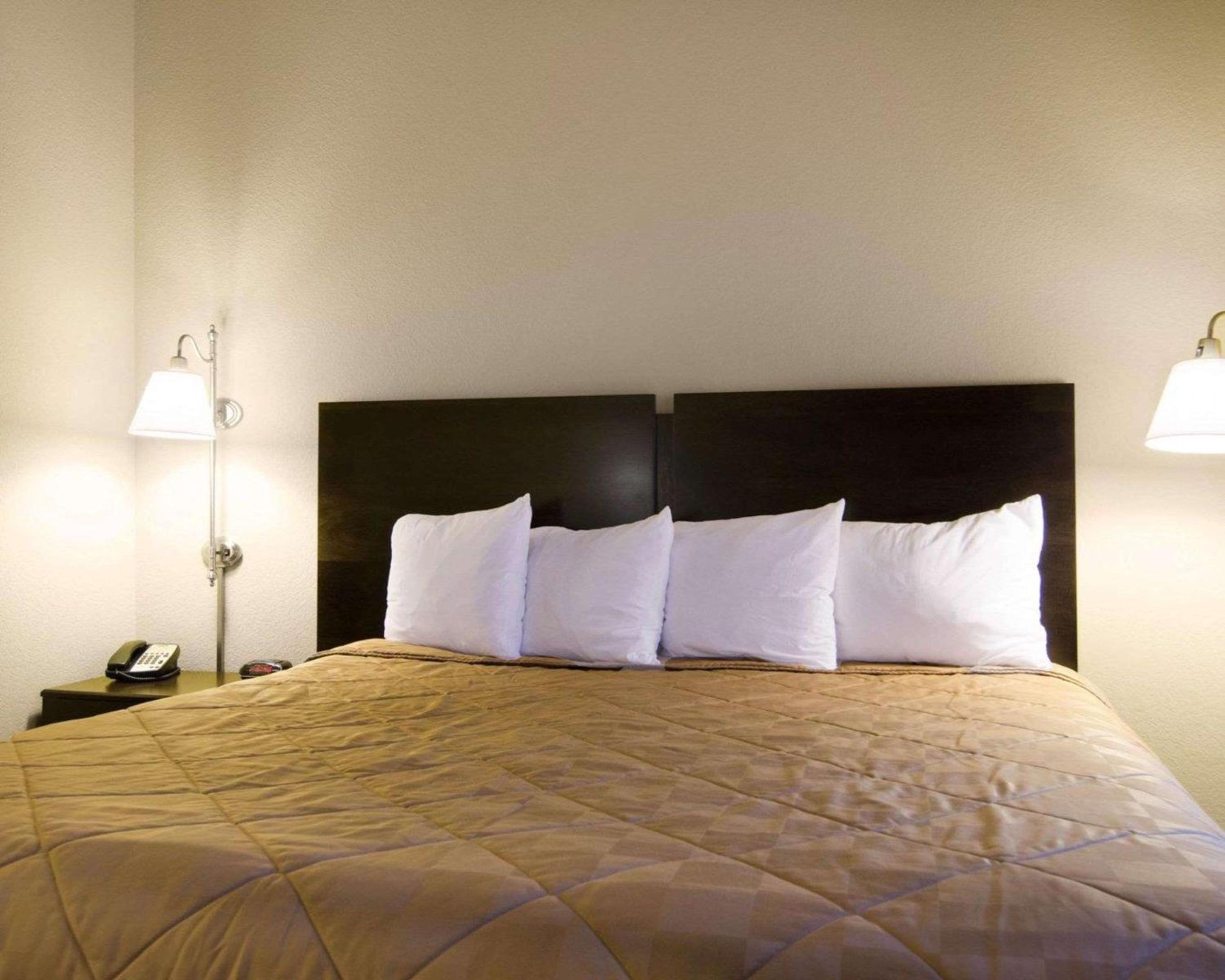 King Suite - Non-Smoking - Photo 1