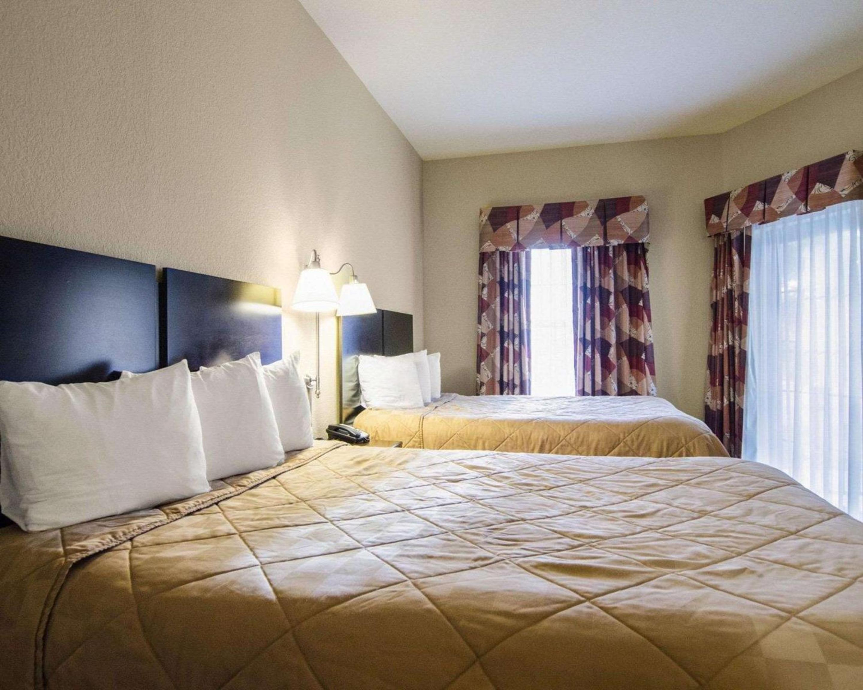 Queen Suite with 2 Queen Beds - Non-Smoking - Photo 2