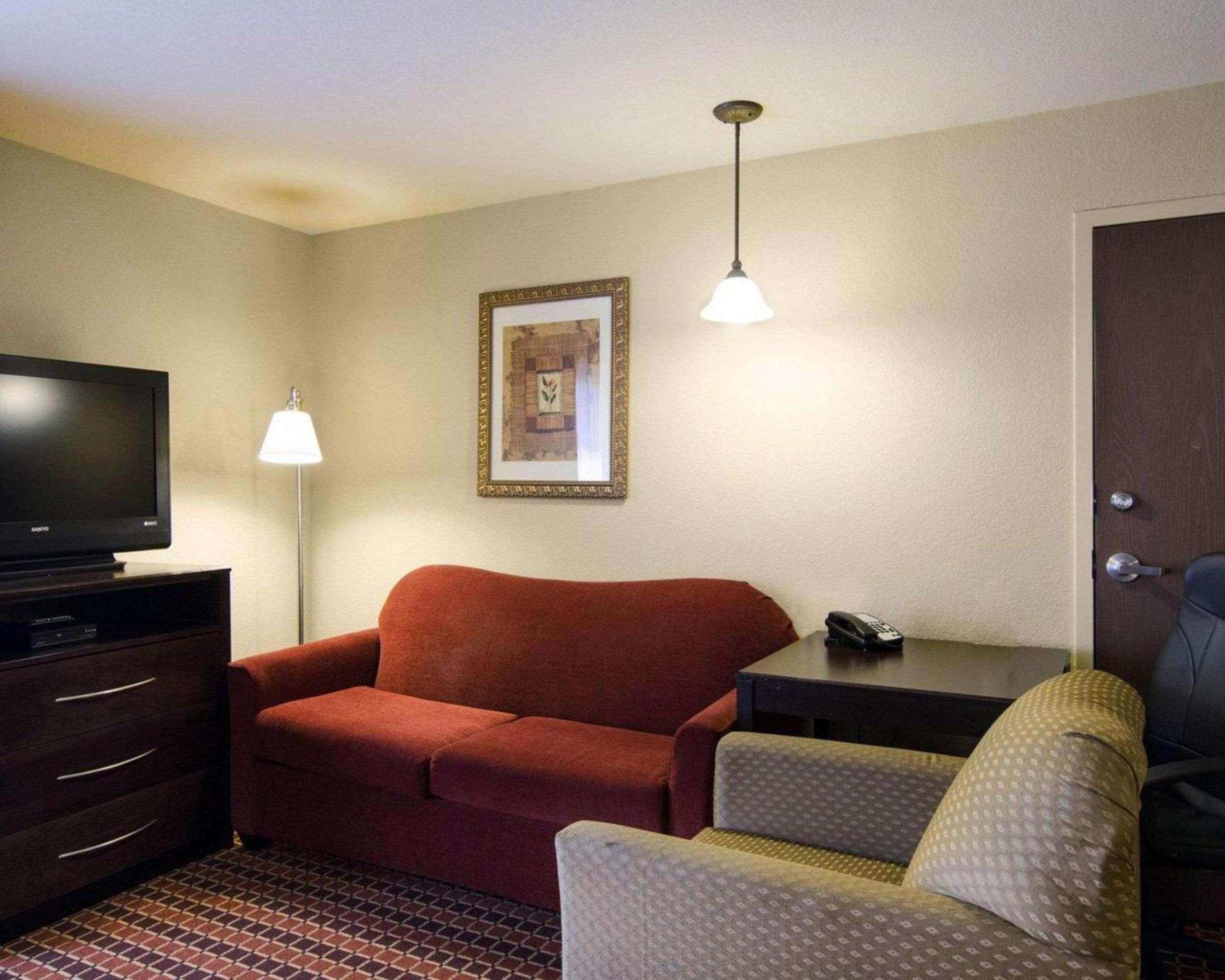 Queen Suite - Non-Smoking - Photo 2