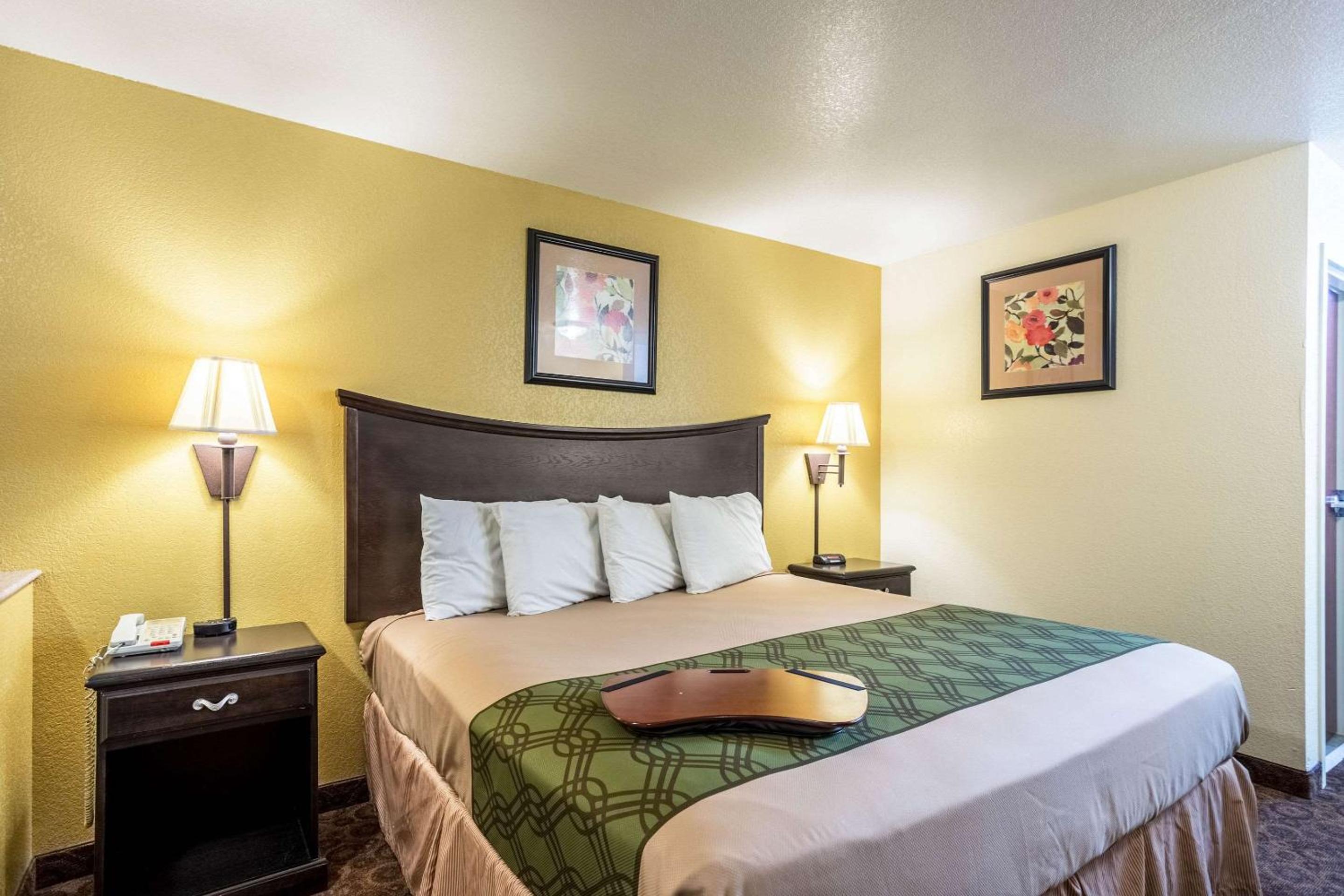 King Room - Non-Smoking - Photo 2