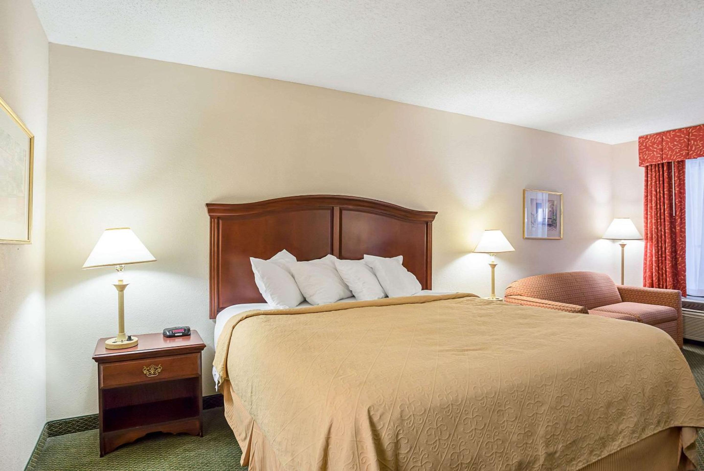 King Room - Non-Smoking - Photo 2