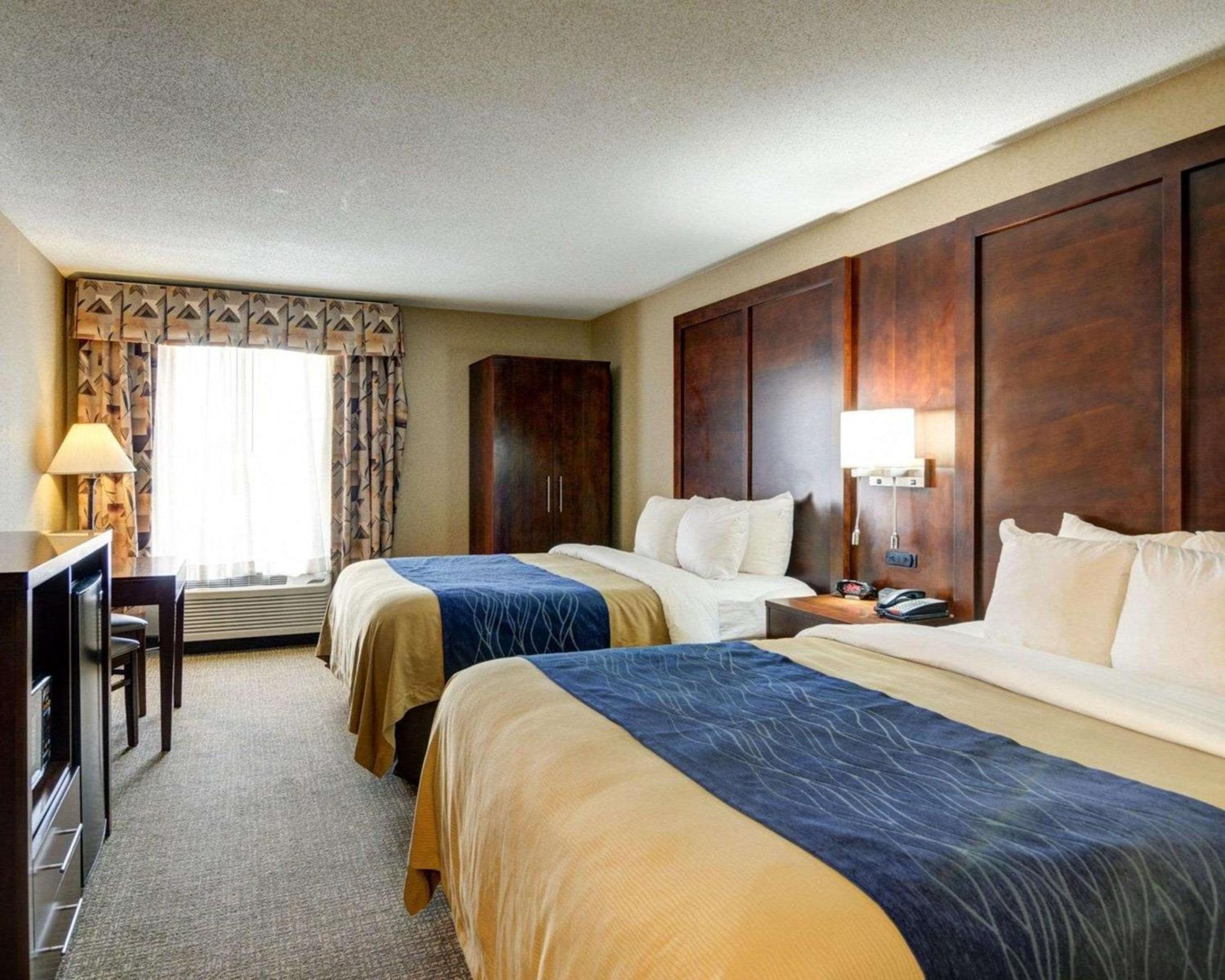 Queen Room with Two Queen Beds - Non-Smoking - Photo 4