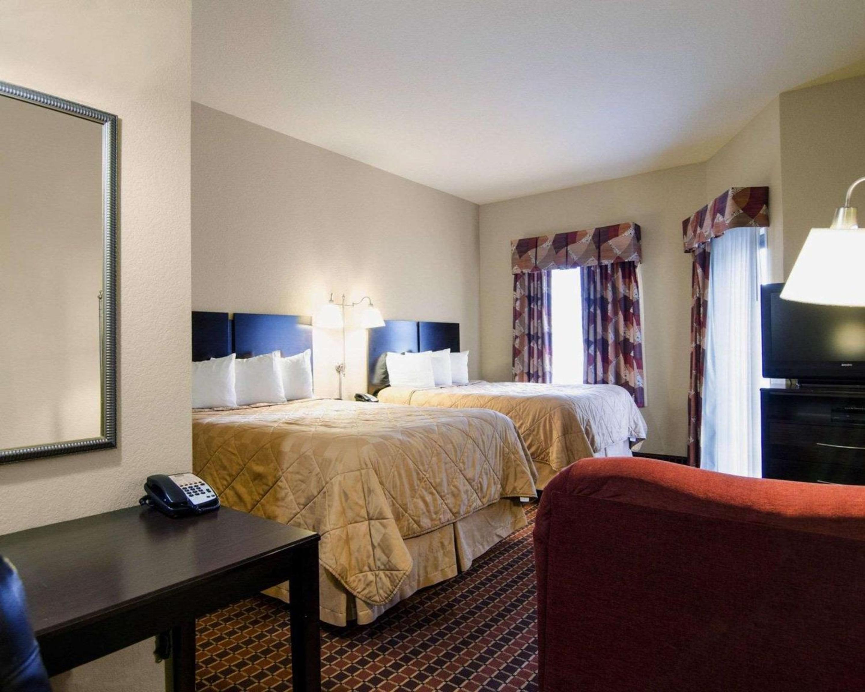 Queen Suite with 2 Queen Beds - Non-Smoking - Photo 3