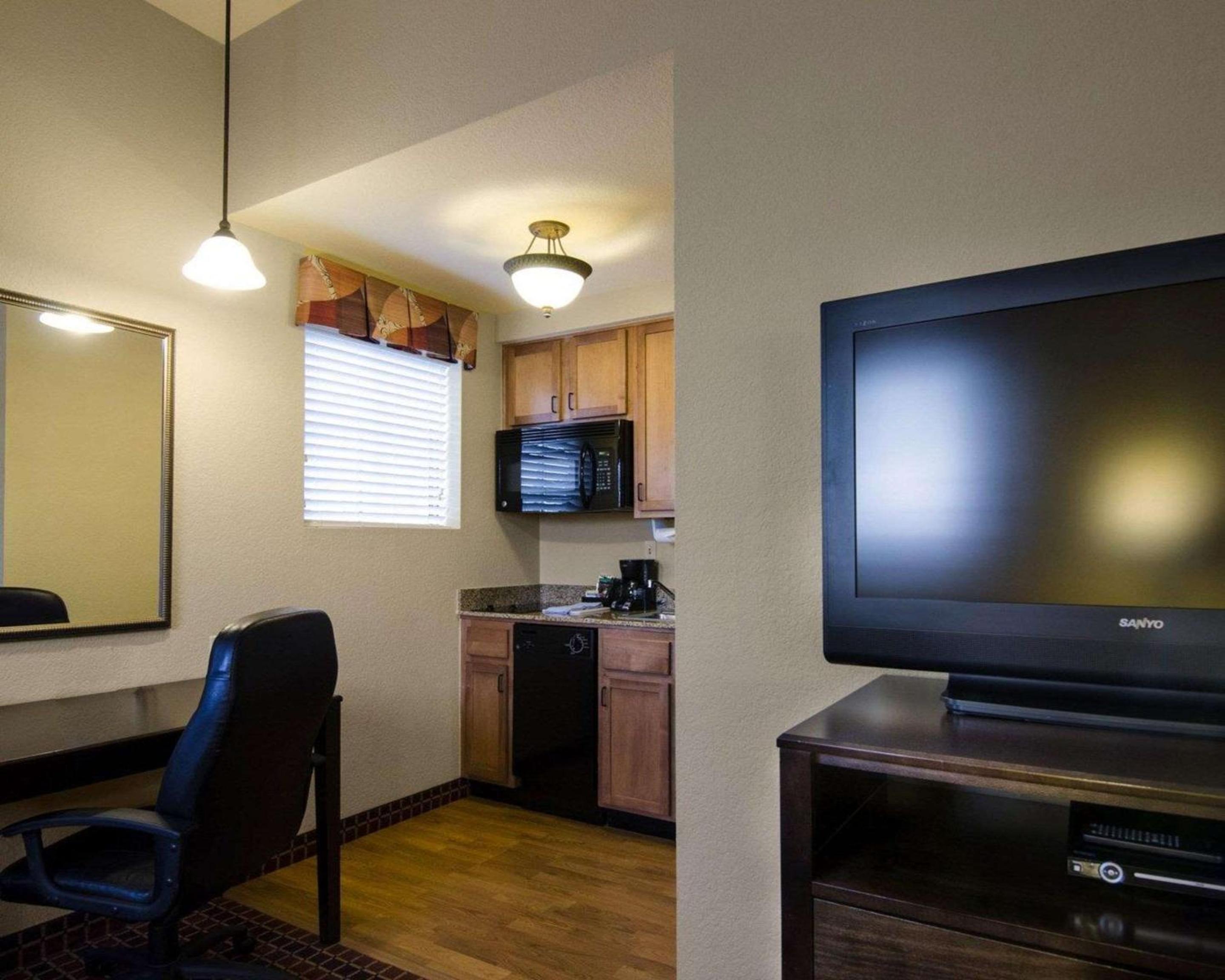 Queen Suite - Non-Smoking - Photo 3